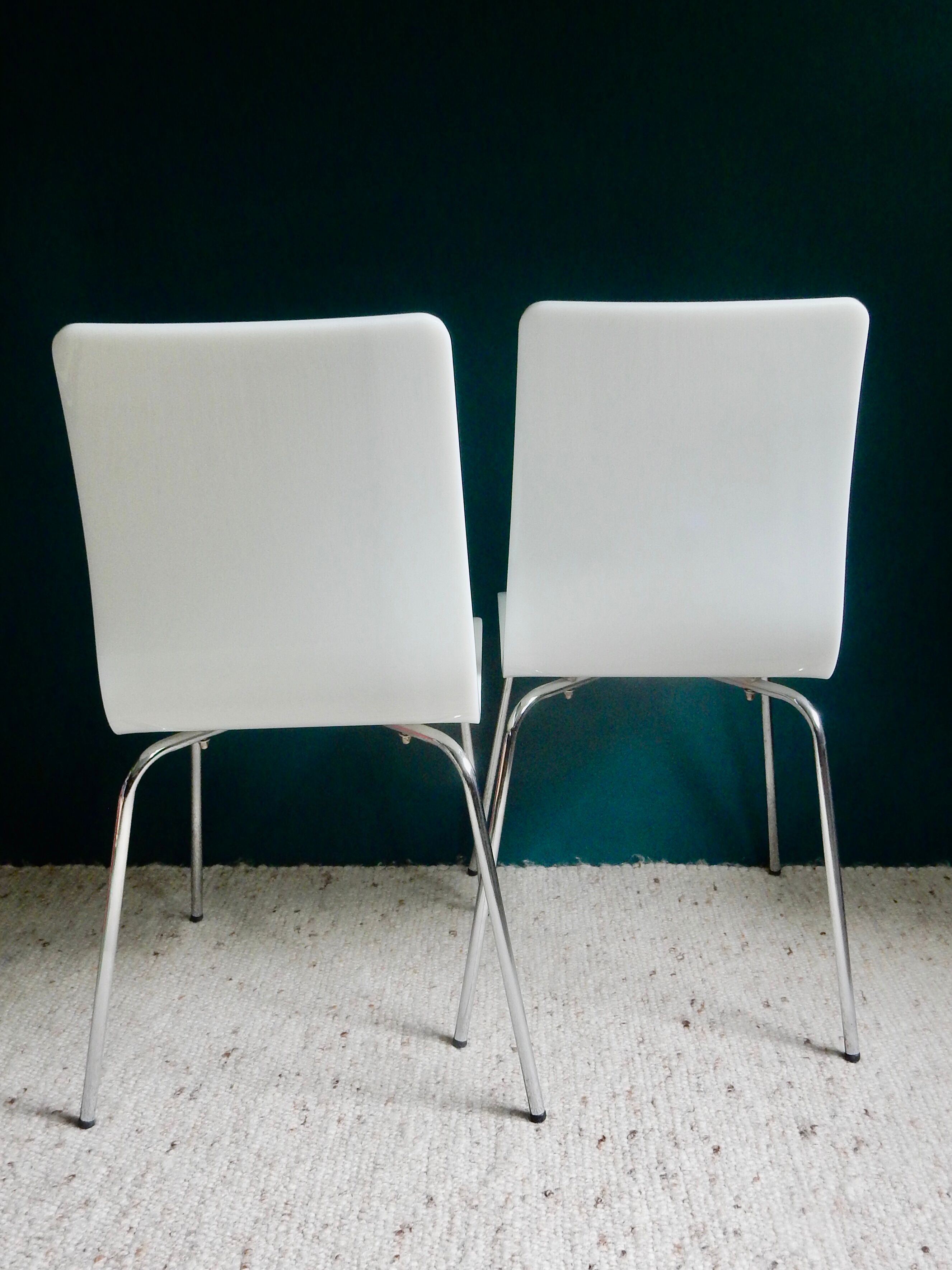 Paire de chaises blanches en plexiglas années 70
