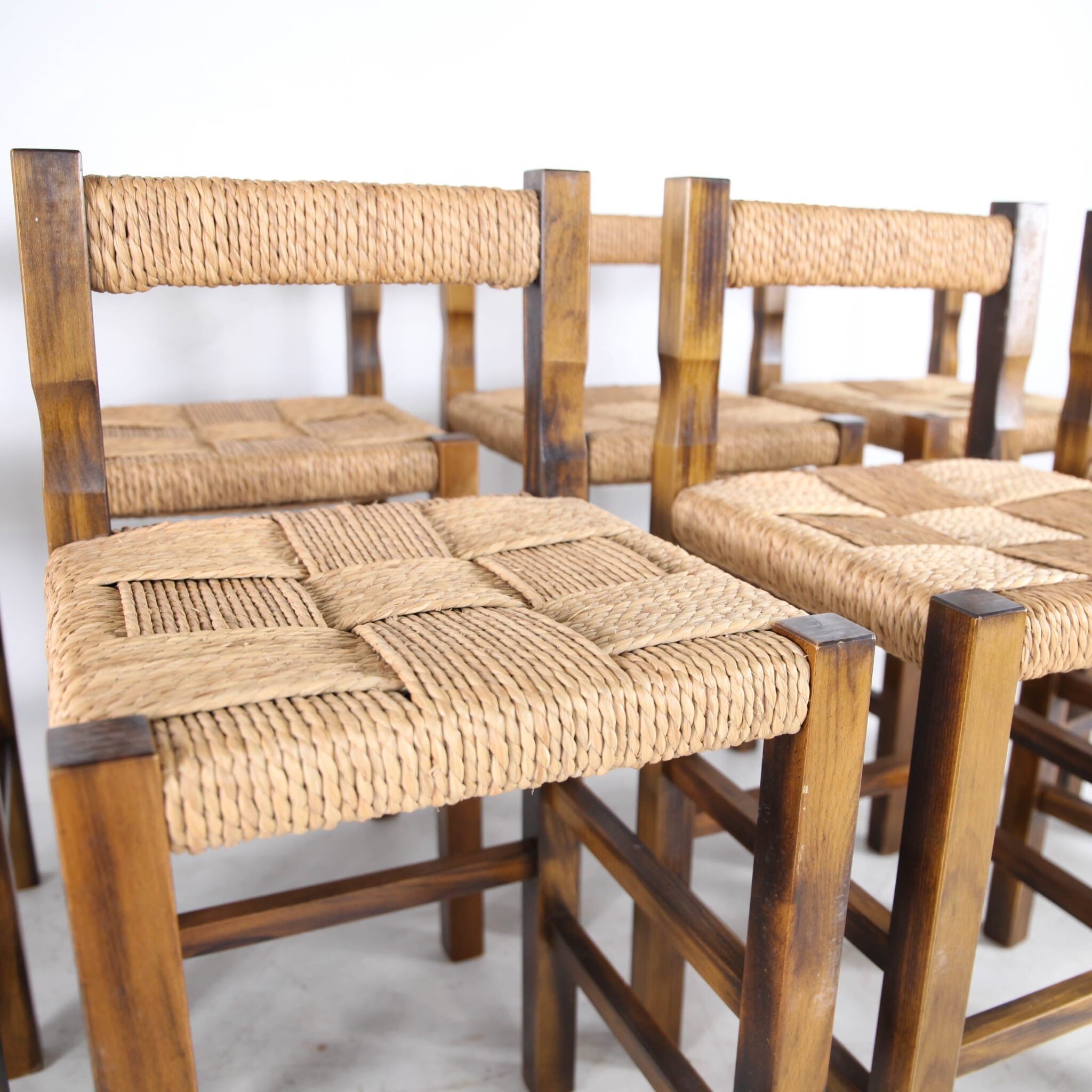 Suite de 8 tabourets en corde