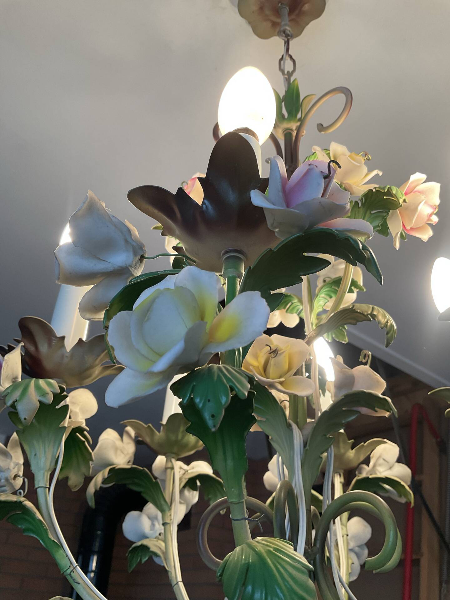 Vintage Italian chandelier in porcelain and tin from the 1950s.