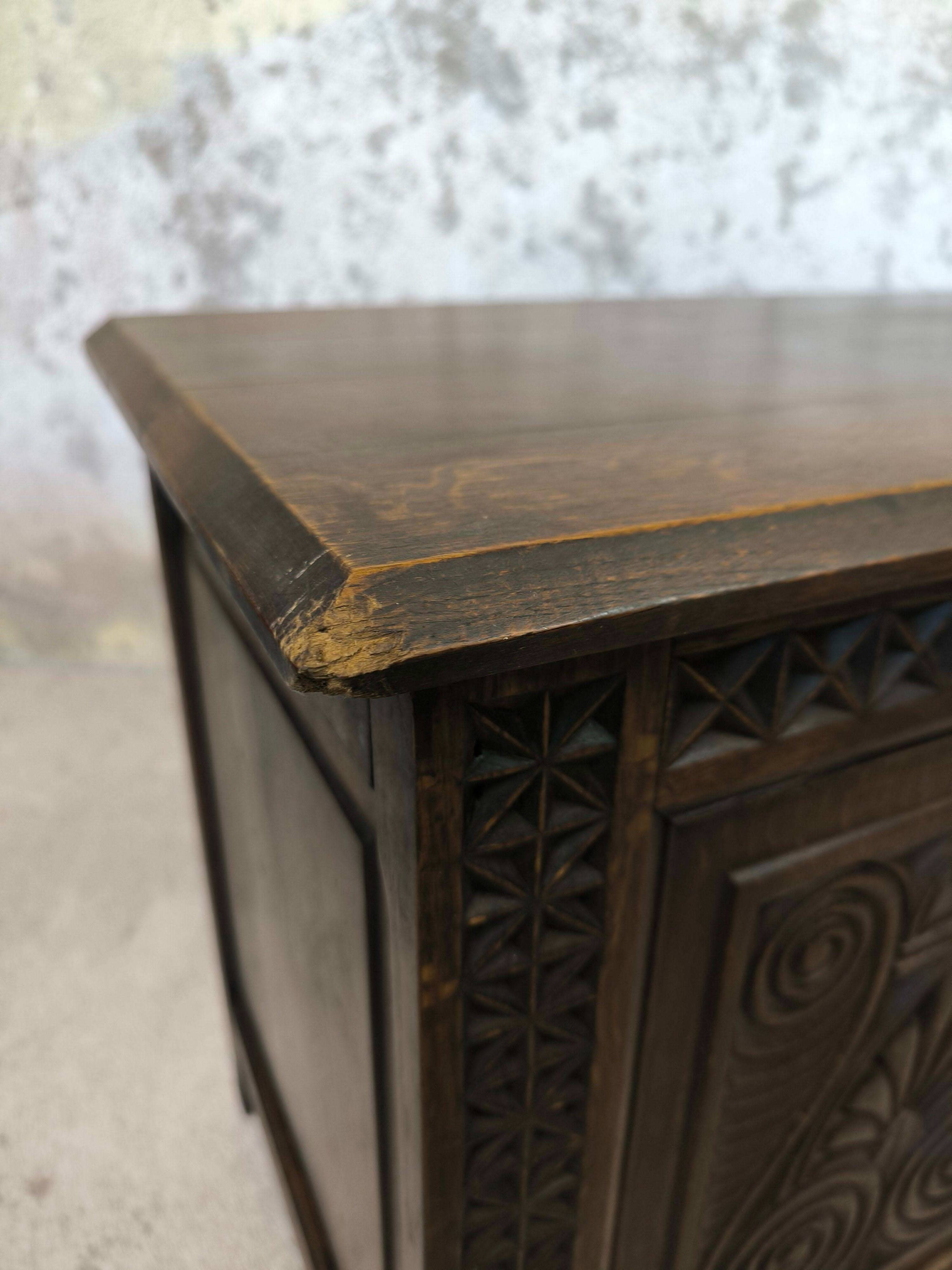 Coffre en bois massif sculpté.