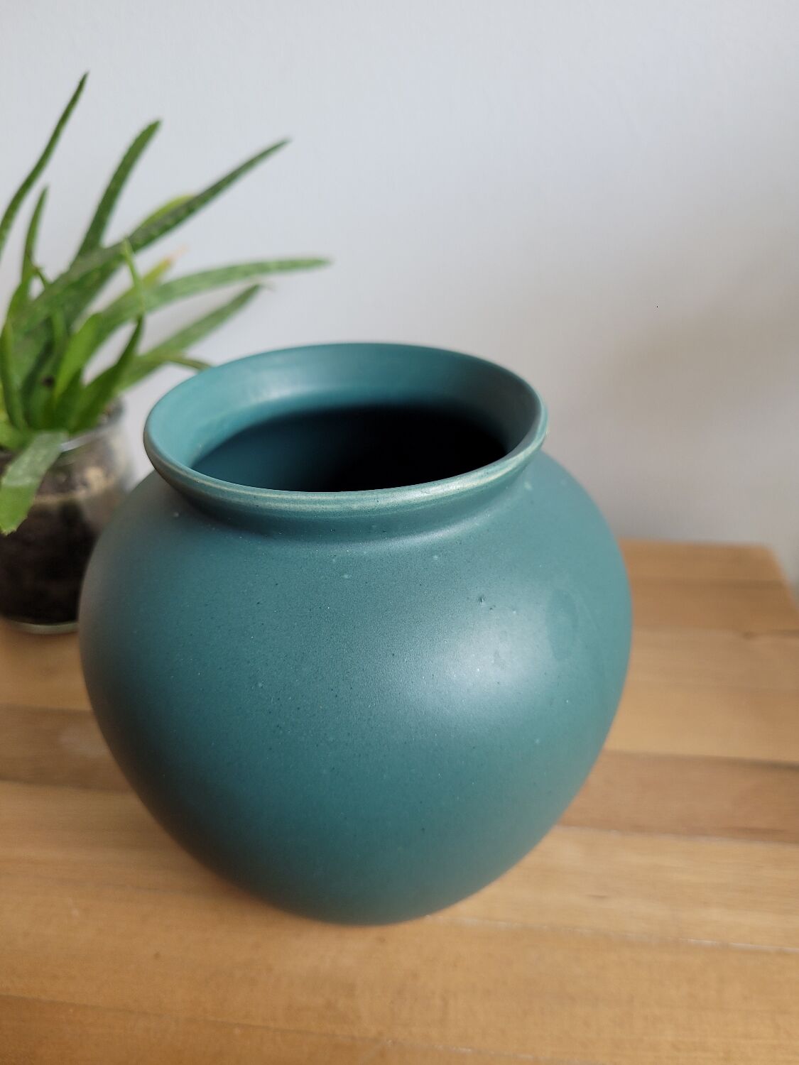 Almond-green ceramic round vase