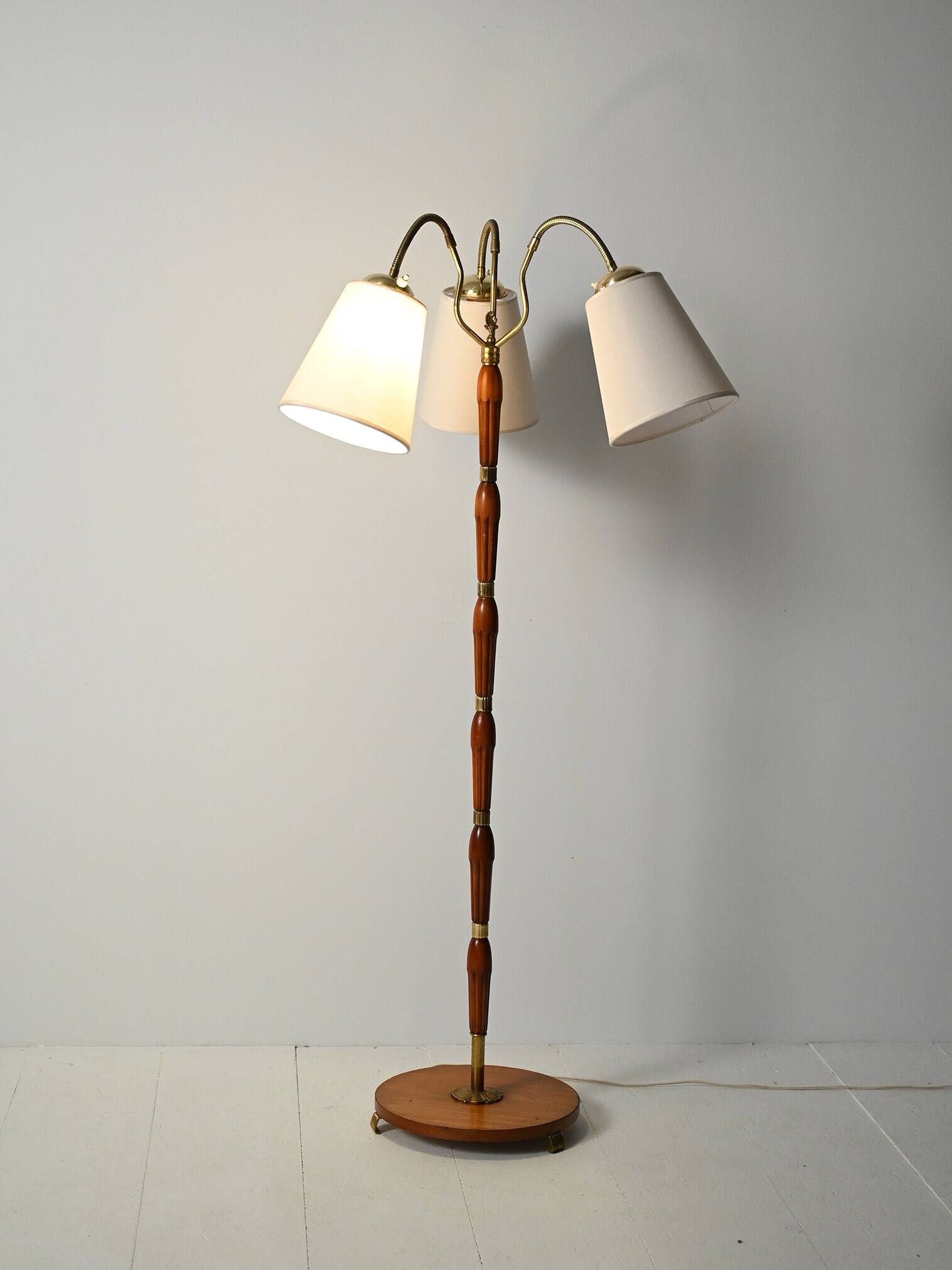 Lampadaire à trois bras en teck et laiton, Scandinavie, années 1940-1950