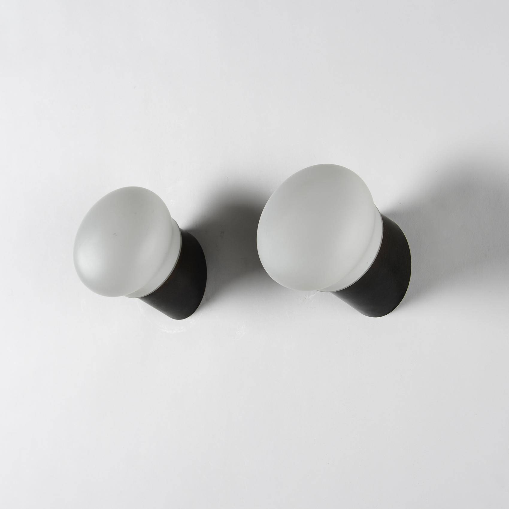 Paire d'appliques sélection Charlotte Perriand, Les Arcs, 1970.
