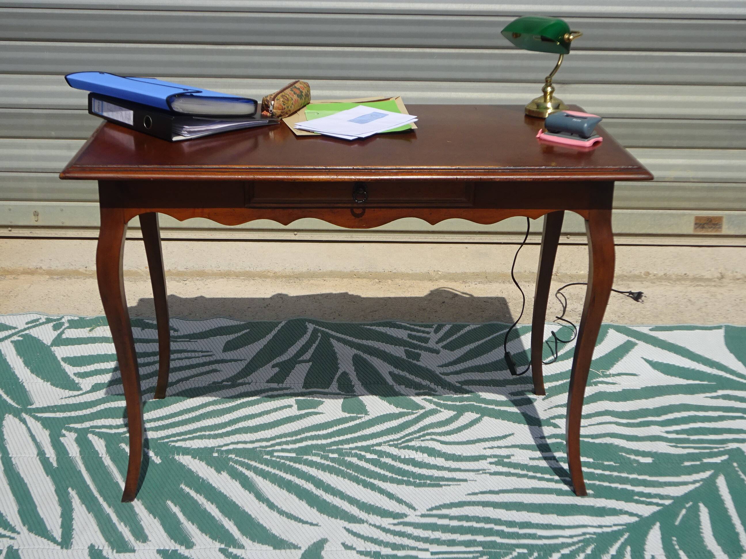 Petit bureau en bois de style Louis XV