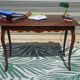Petit bureau en bois de style Louis XV