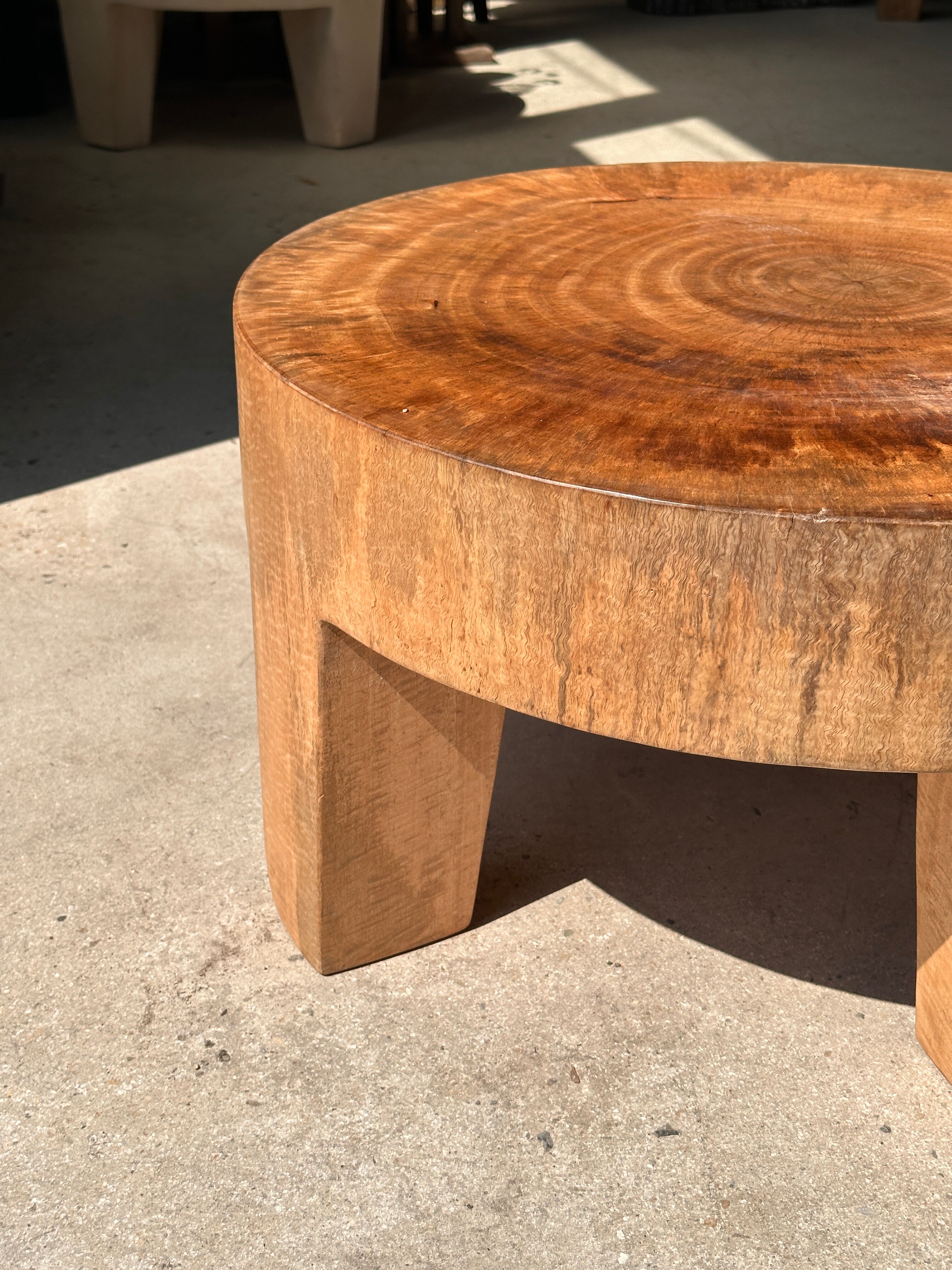 Quadripod coffee table in solid wood monoxyl natural color (dark)