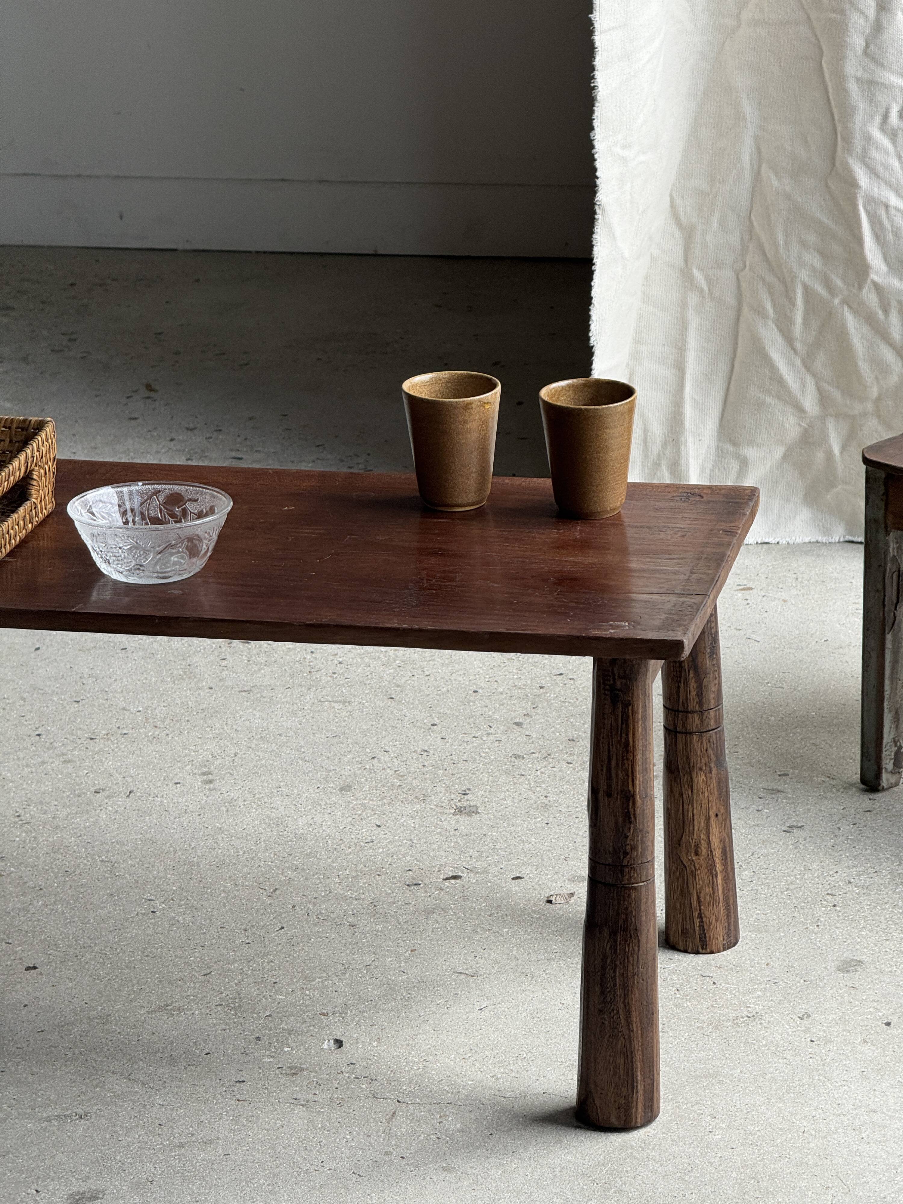 Table basse en teck brun de seconde main indonésienne pieds coniques H37 L8
