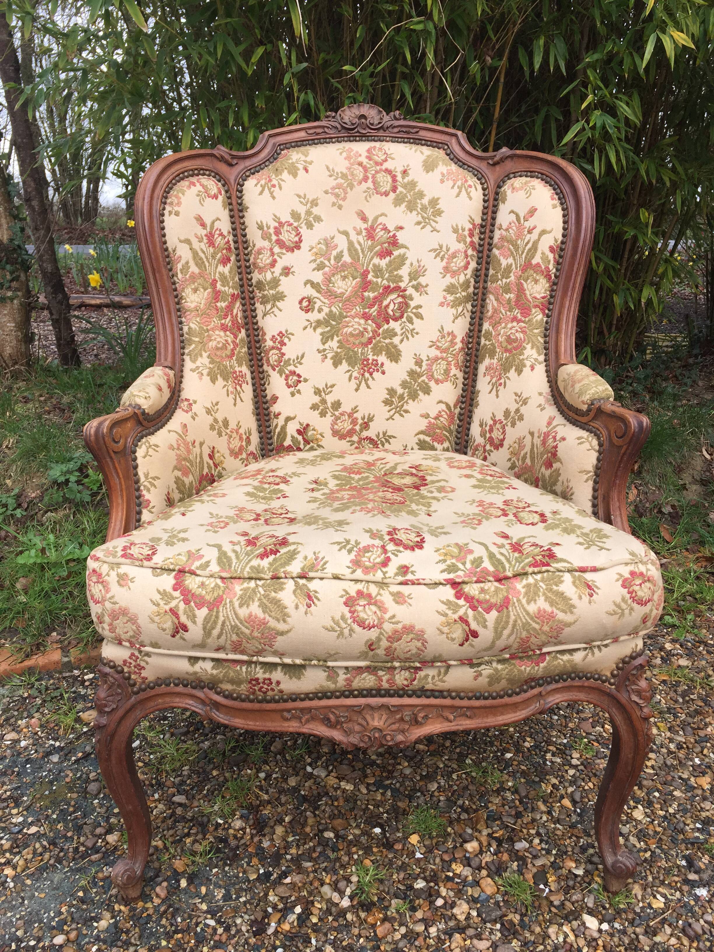Fauteuil Louis XV dit rocaille en noyer