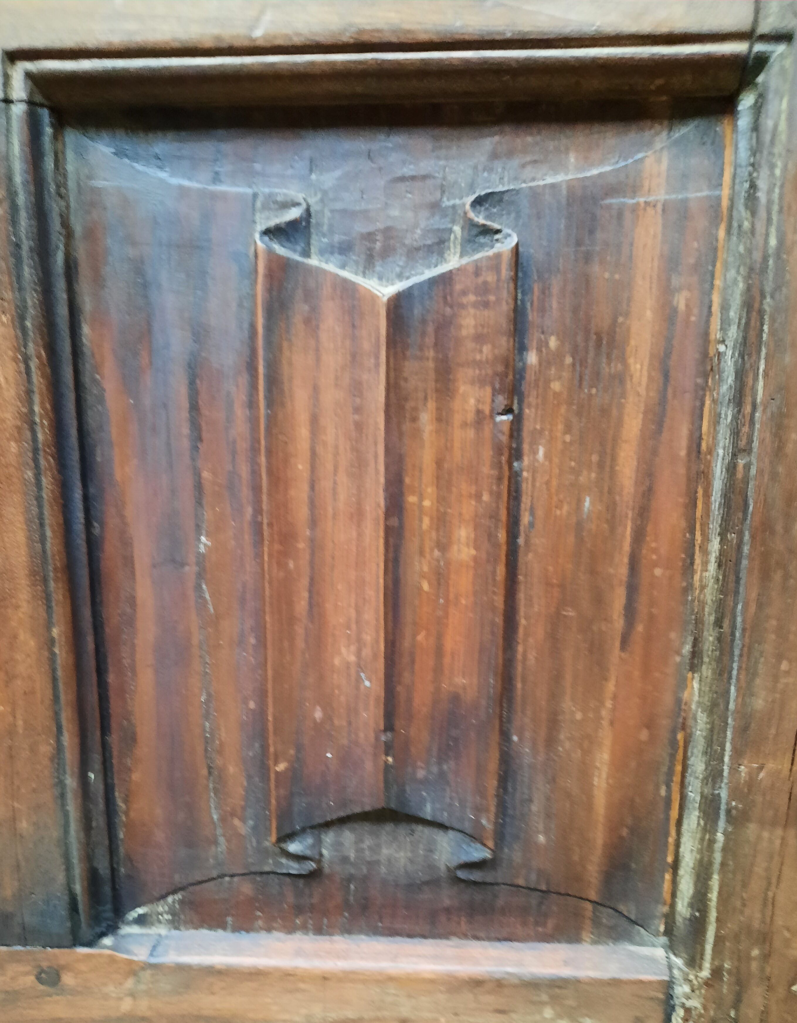 Oak chest with towel pleats