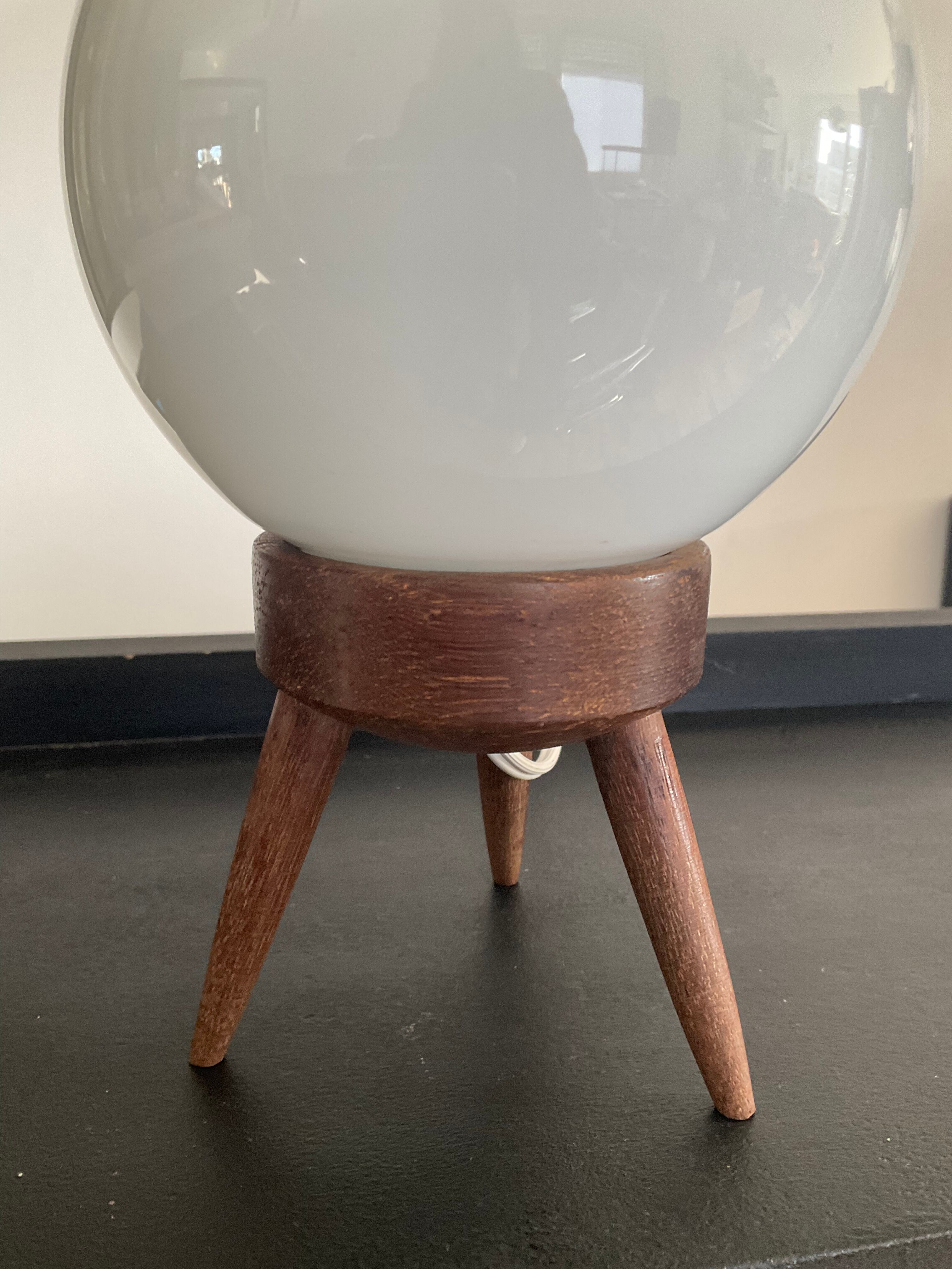 Scandinavian lamp tripod foot in teak and opaline globe 60s