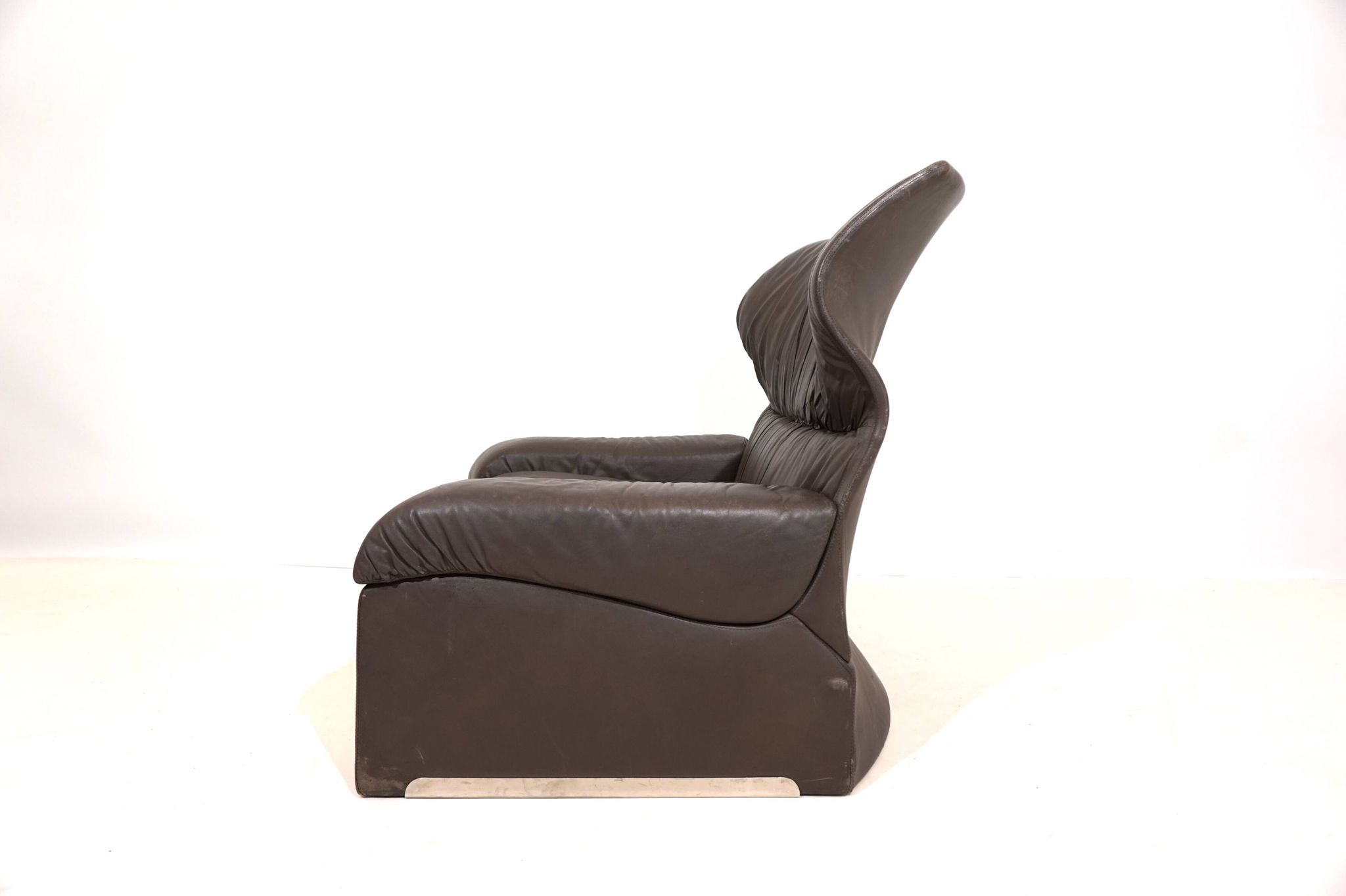 Saporiti Vela Alta leather armchair with ottoman by Giovanni Offredi