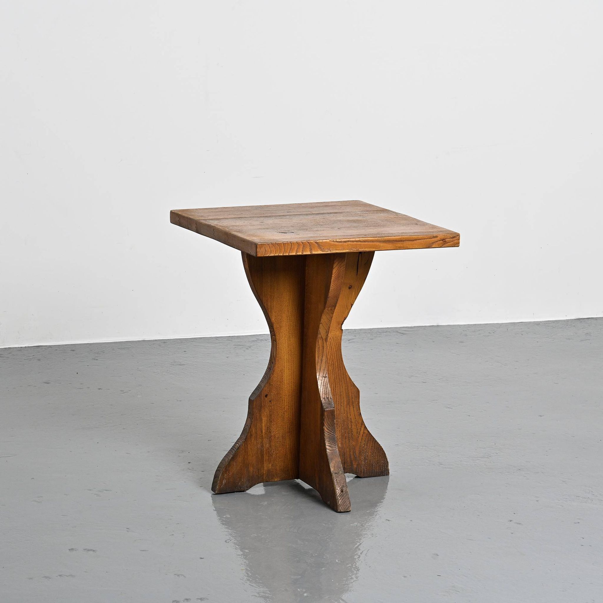 Paire de tables d'appoint en pin massif, Alpes françaises, vers 1970