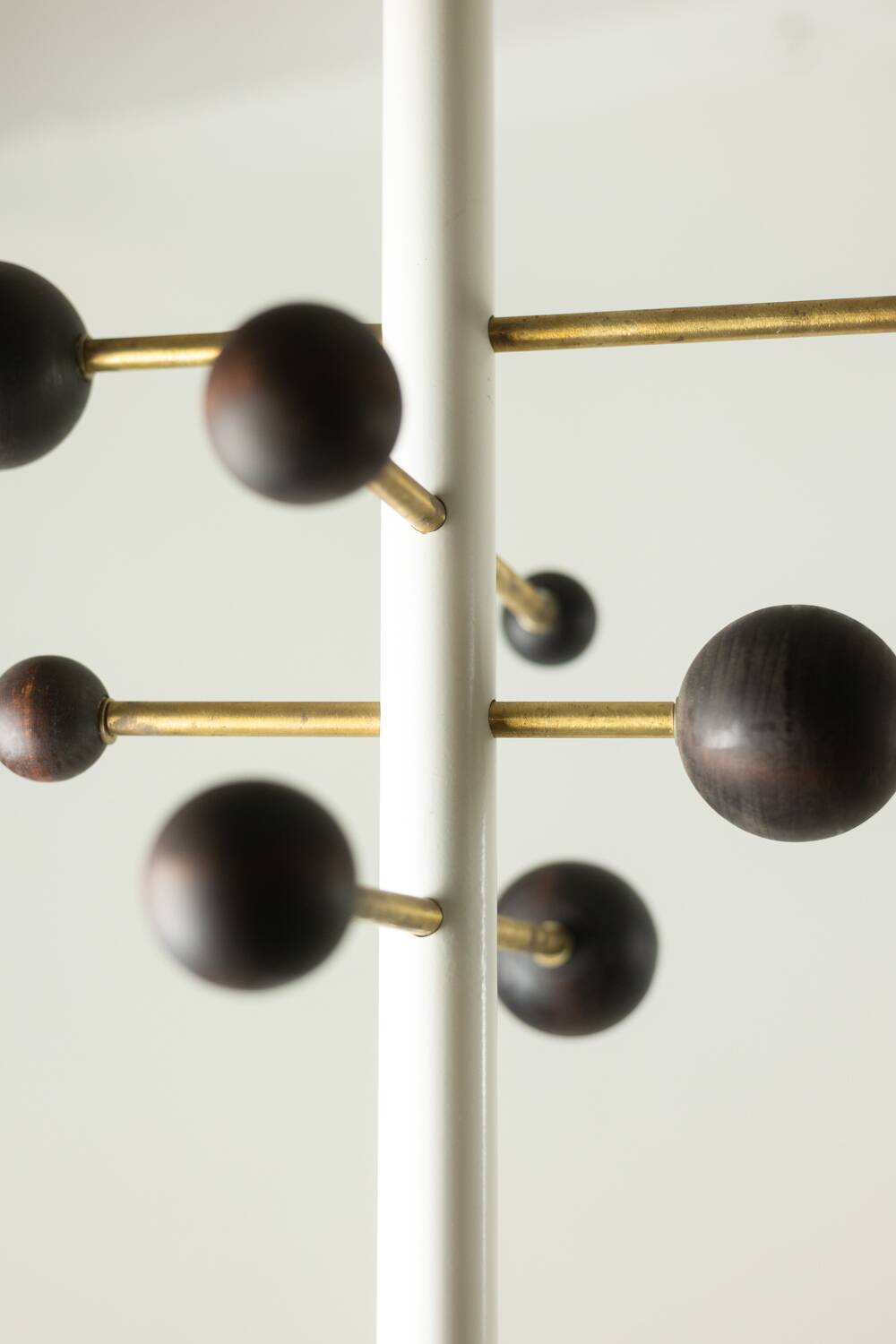 Portemanteau du sol au plafond en métal laqué et laiton. Contemporain.