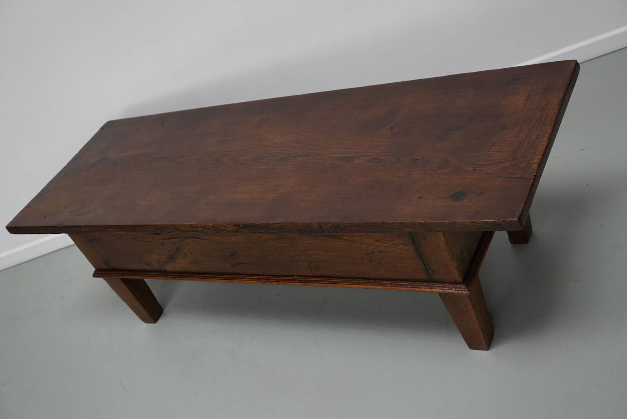 Table basse rustique en châtaignier de style campagnard espagnol du XIXe siècle