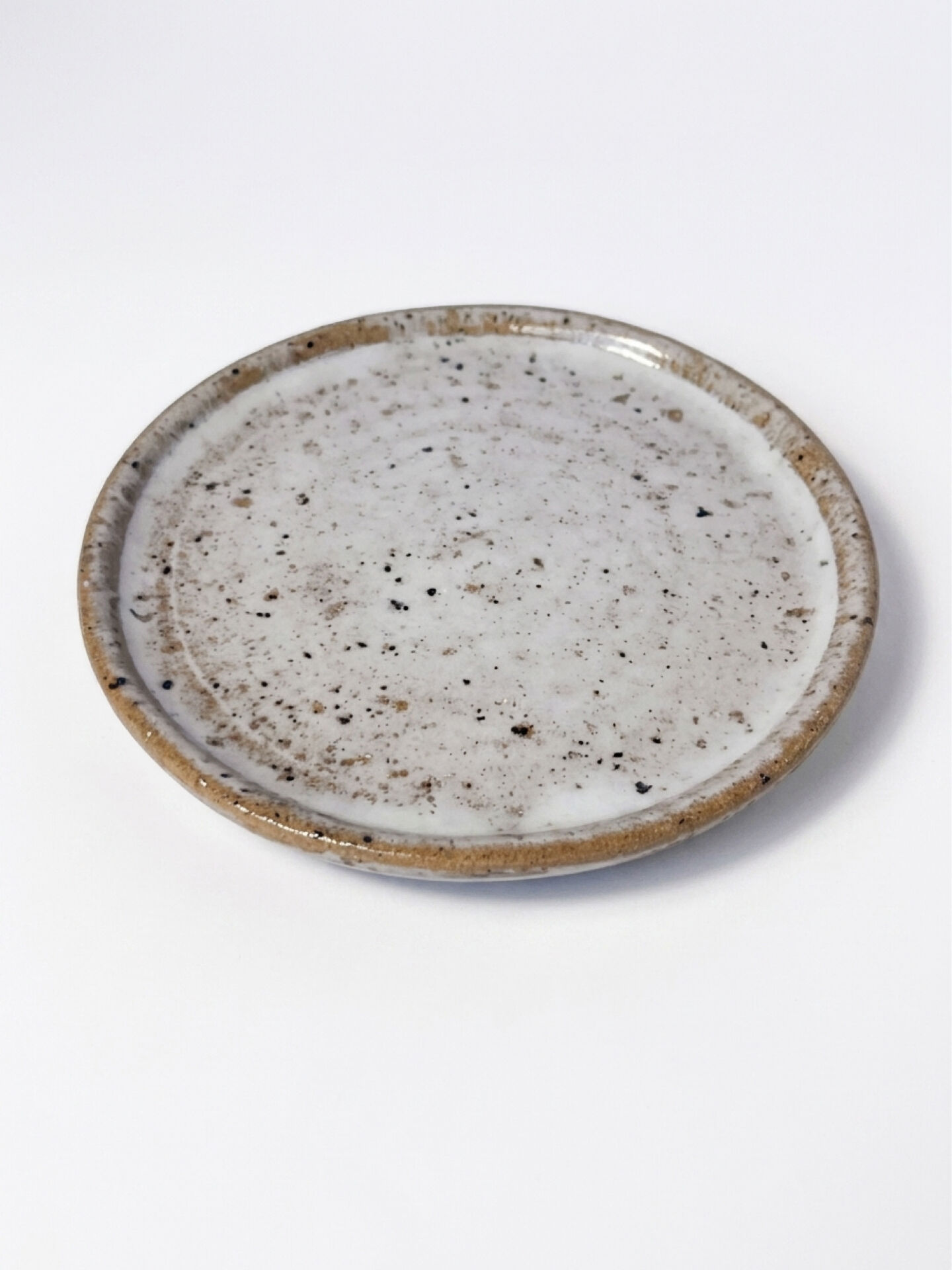 Handcrafted stoneware cup and its saucer – Speckled glaze