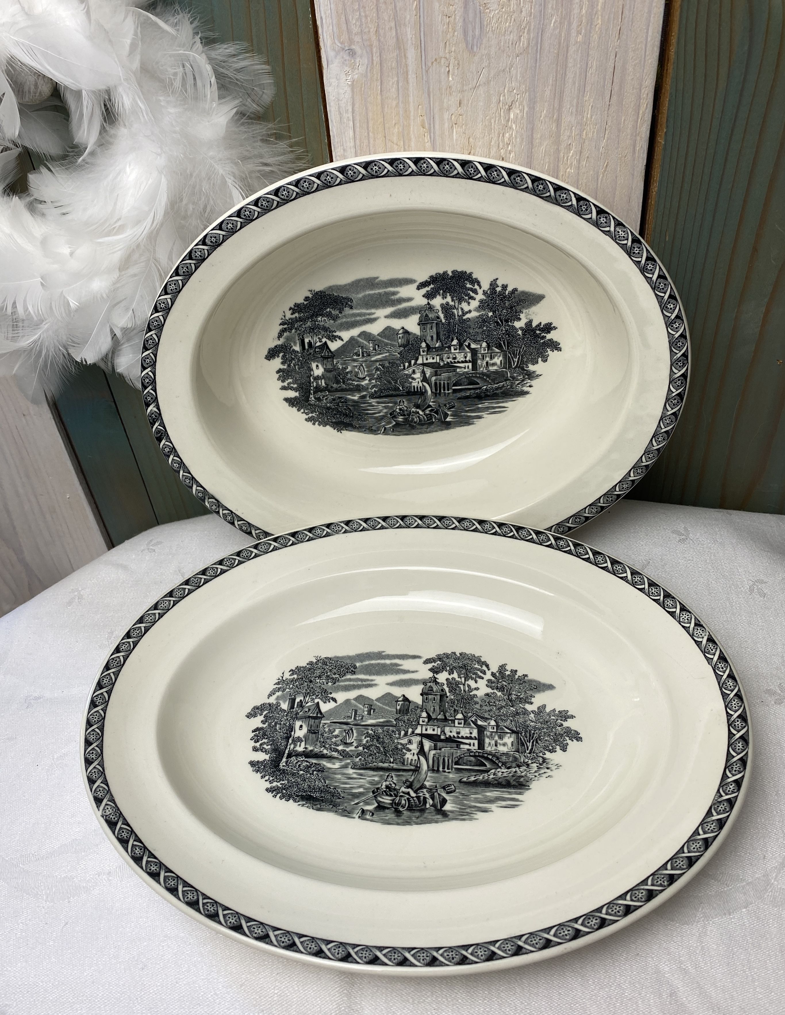 Set of 2 oval dishes in Wedgwood porcelain model "Lugano" old