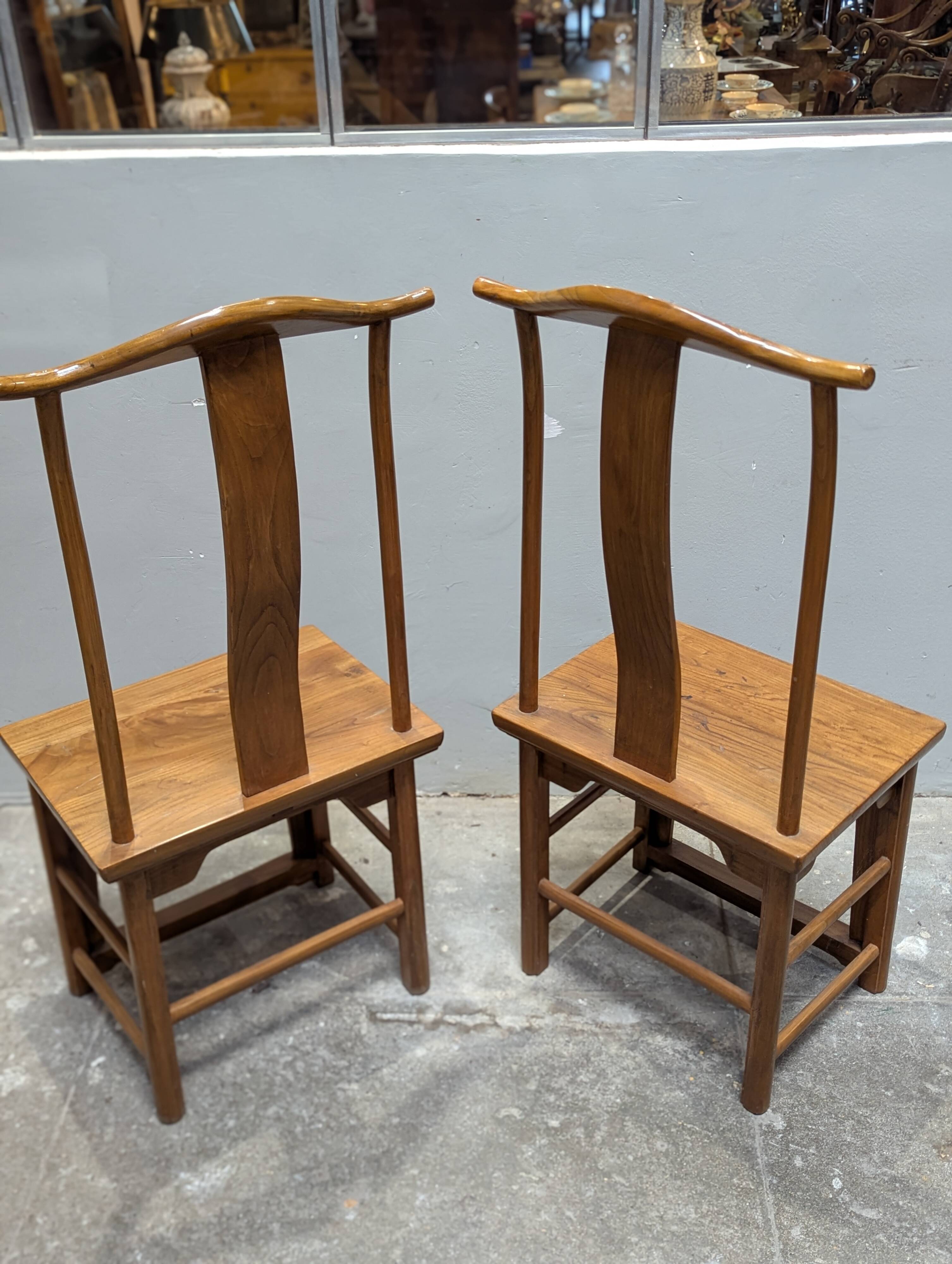 Paire de chaises chinoises en orme