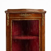 Cabinet d'angle de style Louis XV en verre cintré, 1950