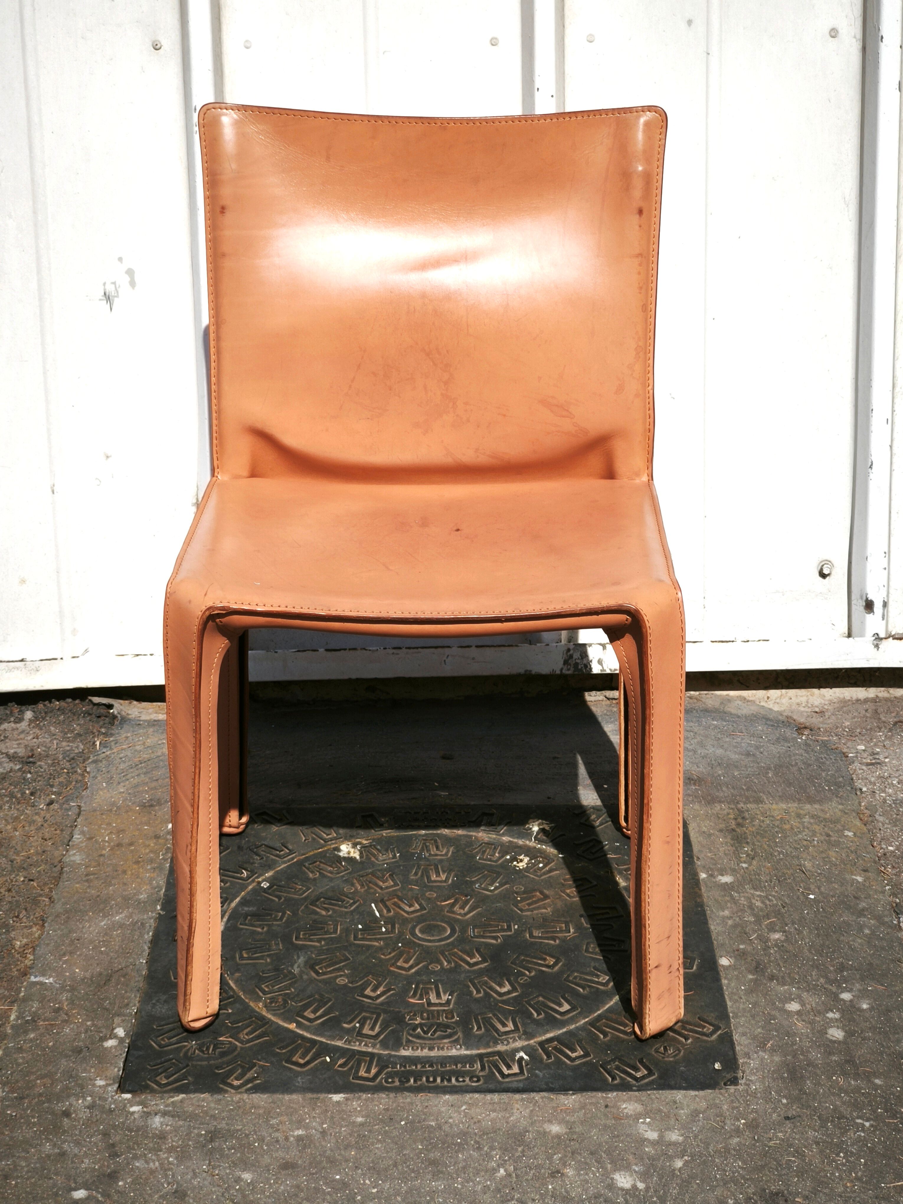Suite de 4 chaises CAB412 Mario Bellini
