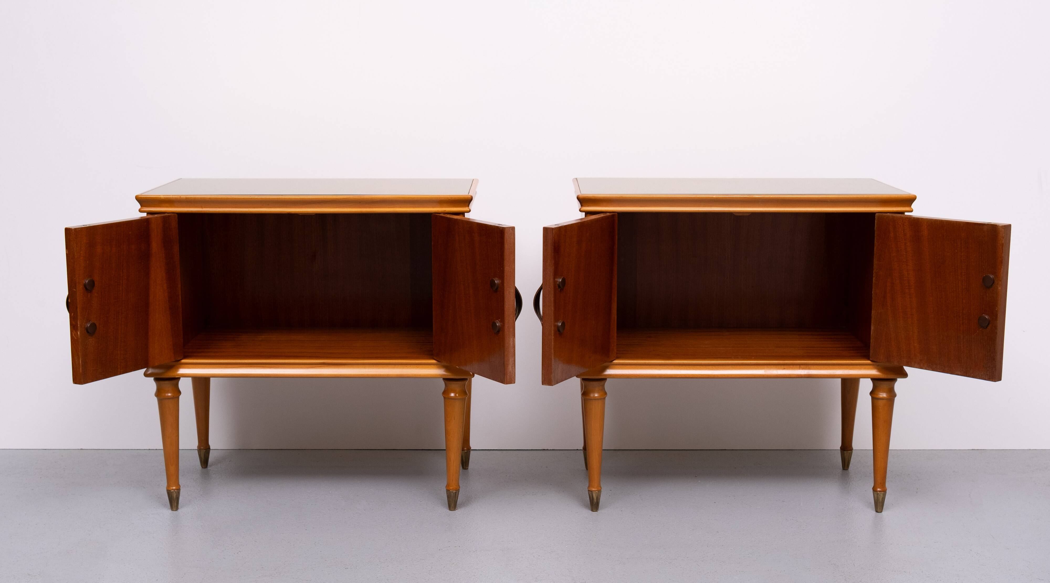 paire de tables de chevet italiennes en noyer des années 1950