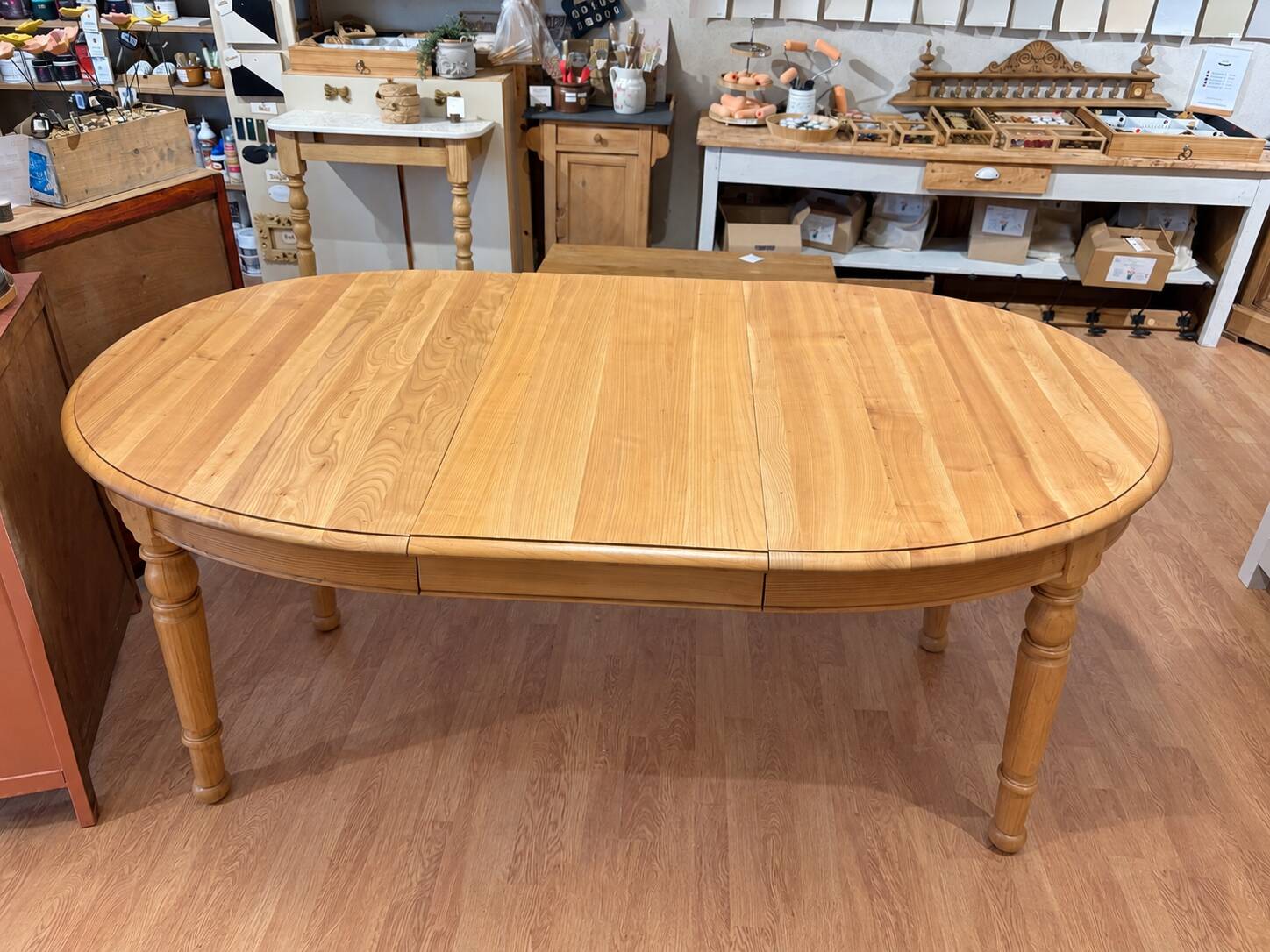 Table ovale en merisier naturel