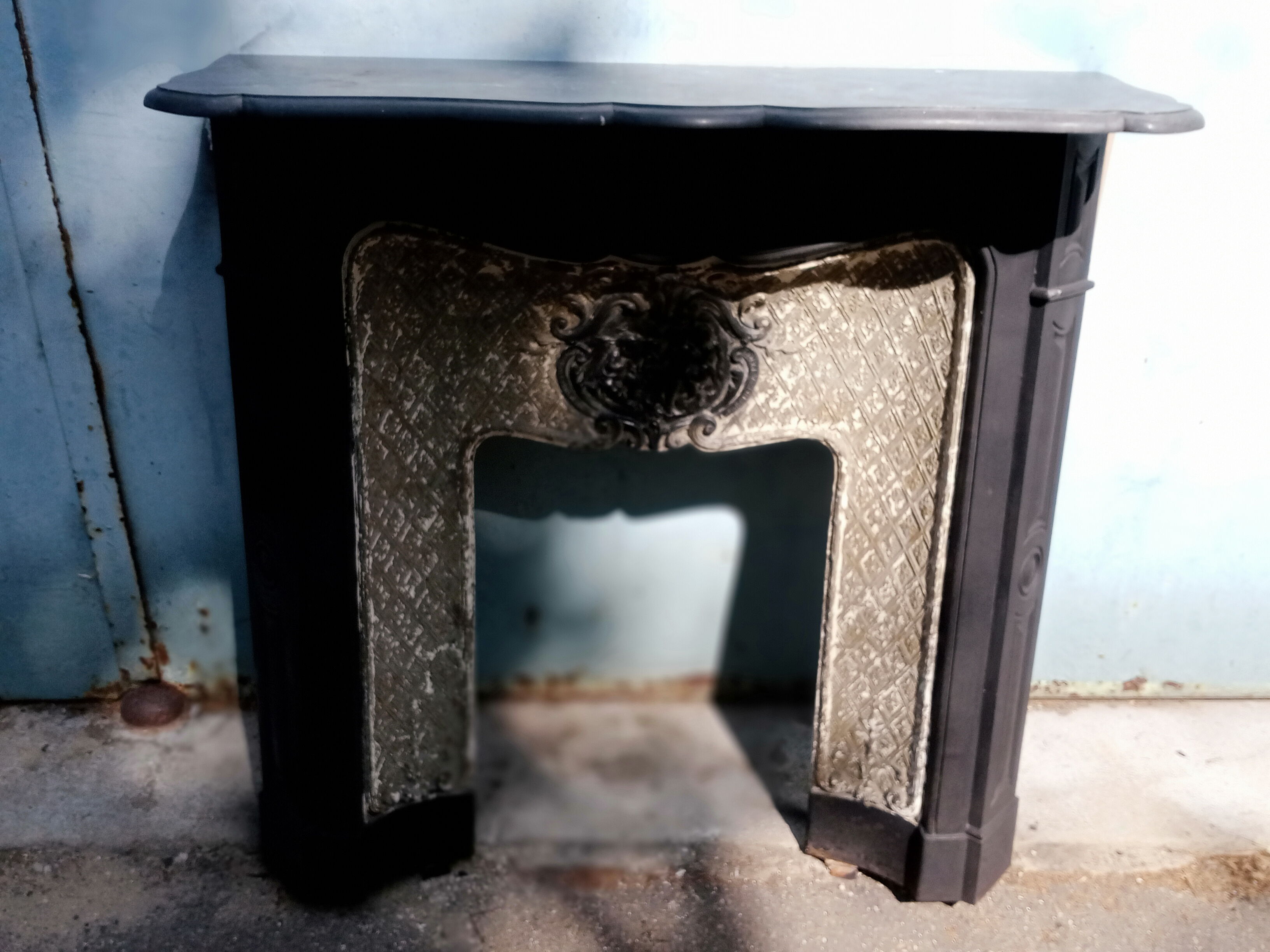 Cast-iron fireplace angelots decorations