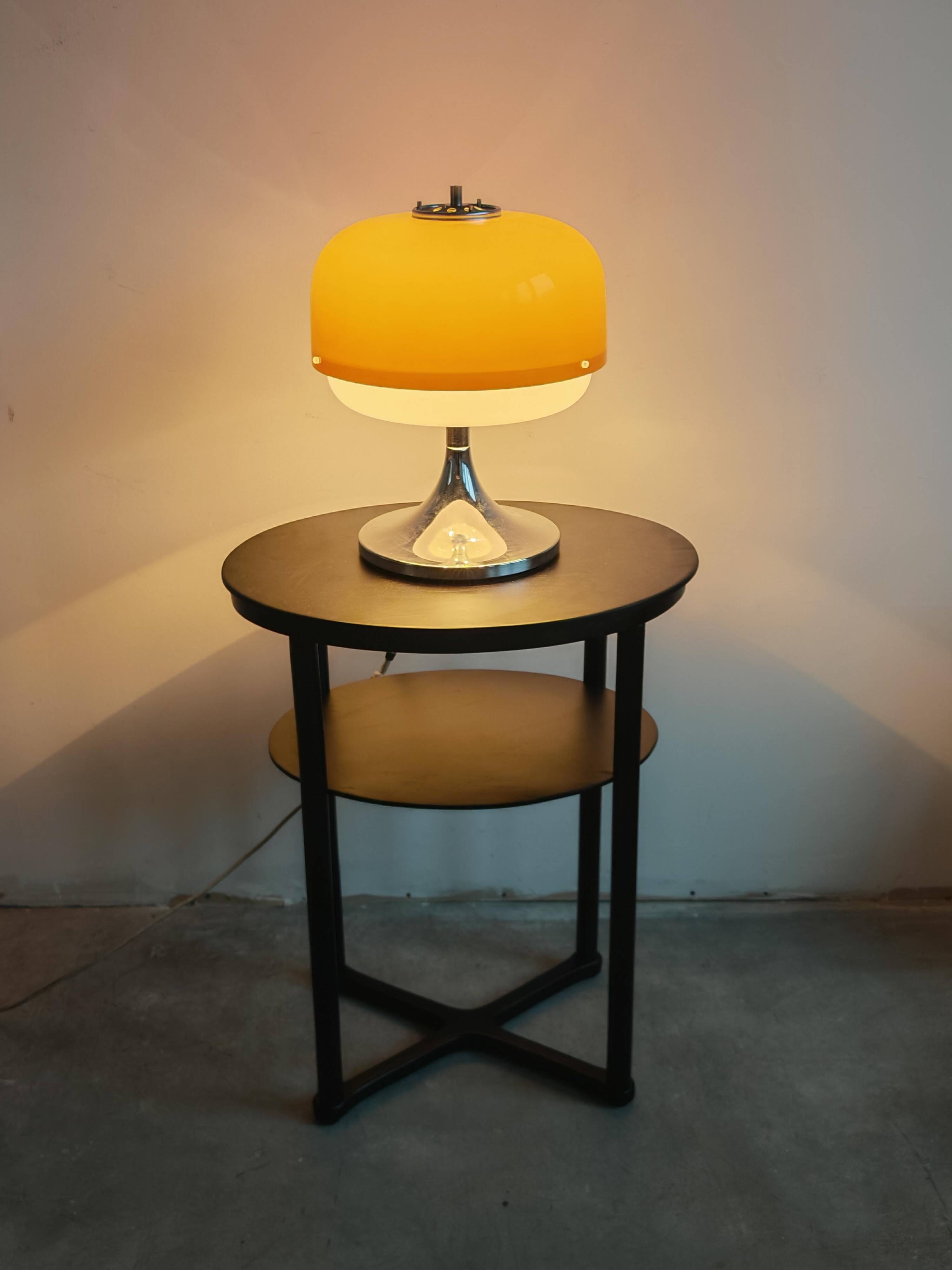 Lampe de table Mid Century Modern "Medusa" Luigi Massoni pour Harvey Guzzini