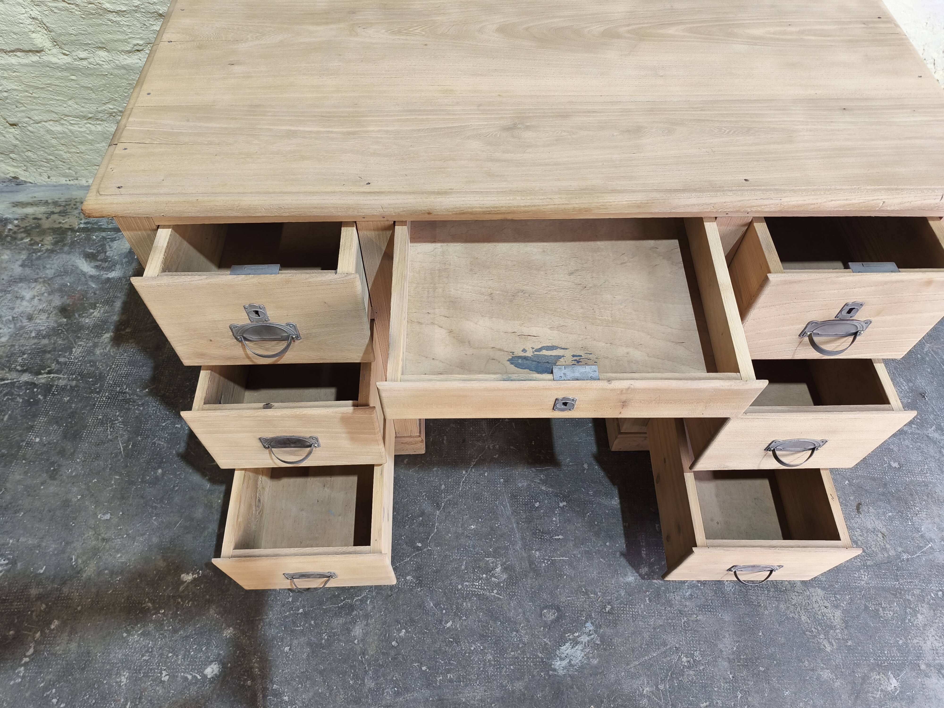 Desk in solid elm with natural airbrushing