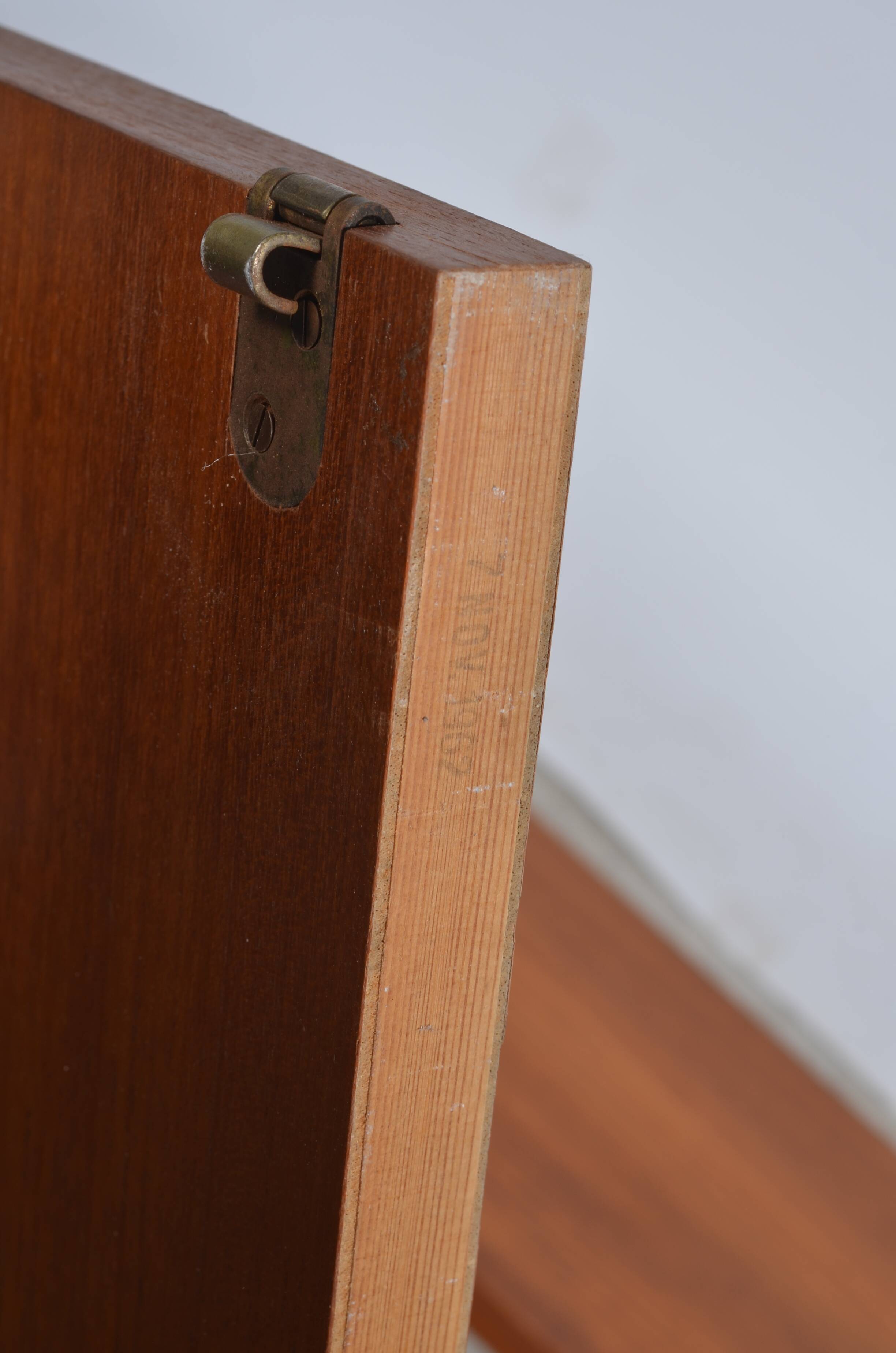 String shelves 3 wooden shelves