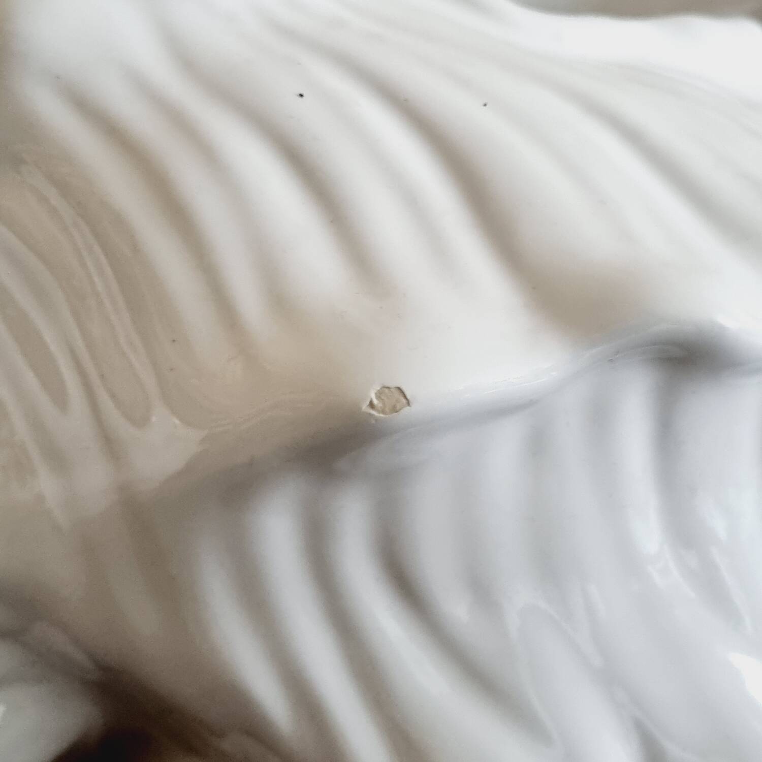 White slip shell pot cover