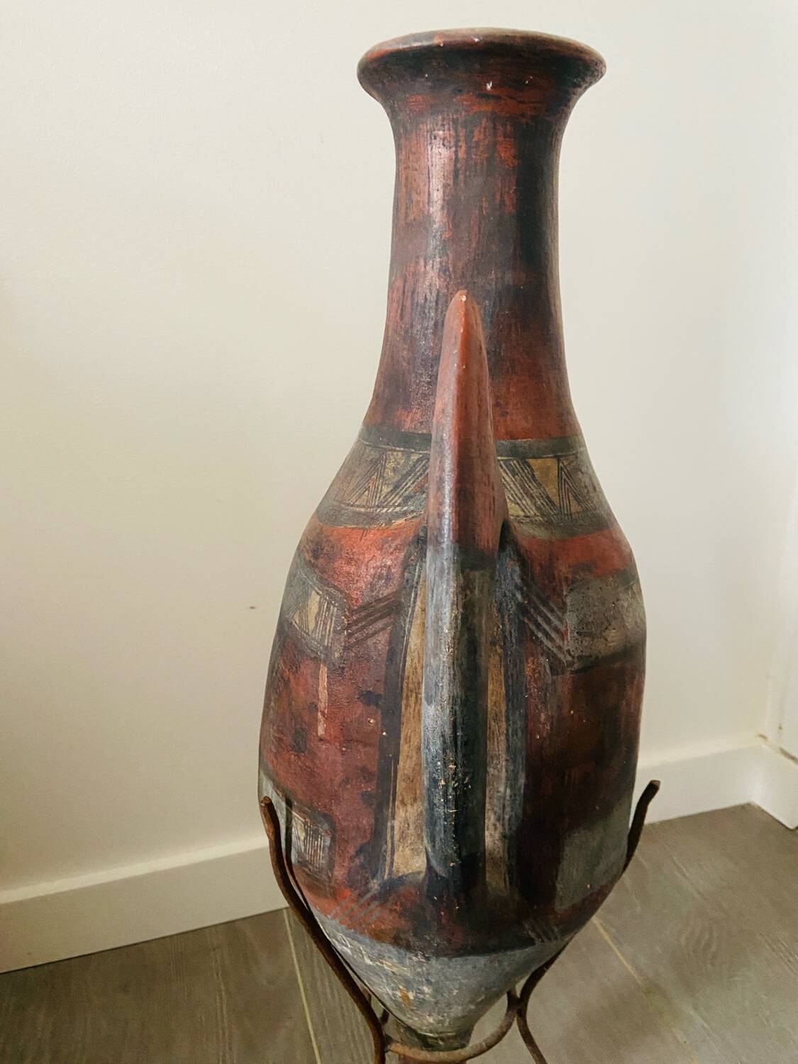 Ancient Kabyle amphora in terracotta.