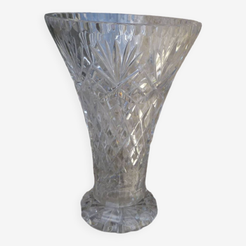 Vase en cristal taillé forme évasée