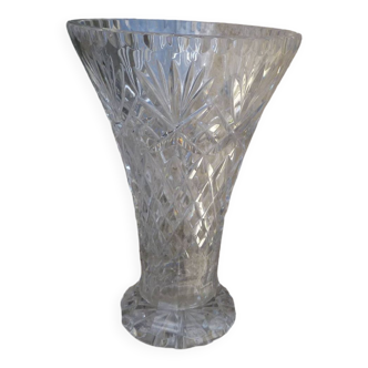 Vase en cristal taillé forme évasée