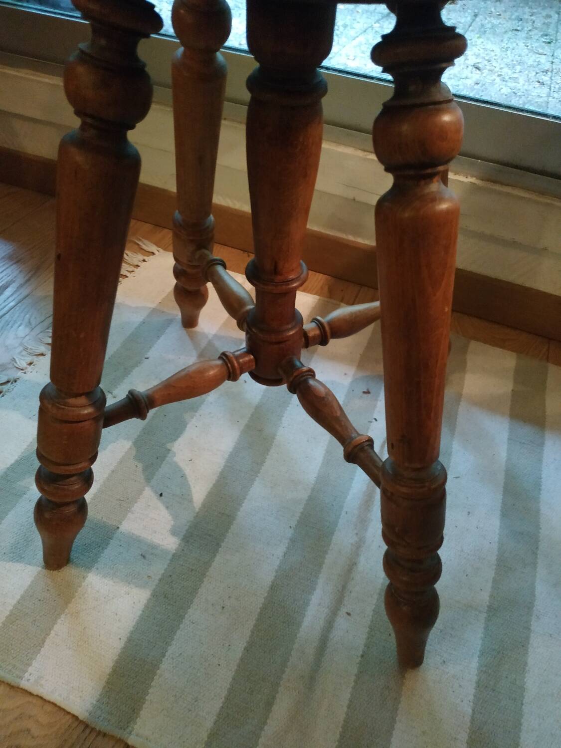 adjustable D Artistes stool