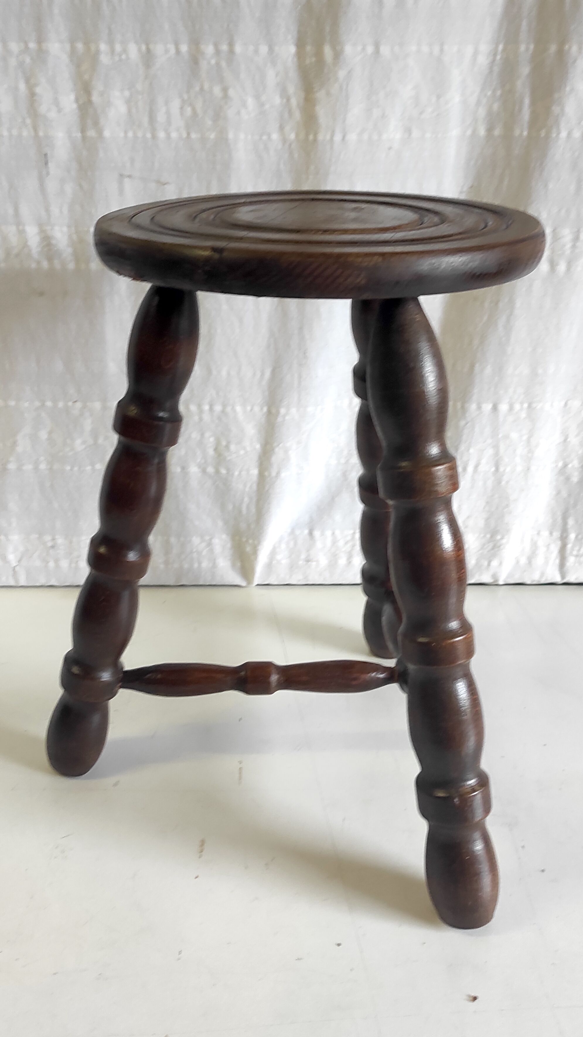 Tripod stool in turned solid wood – 80s/90s