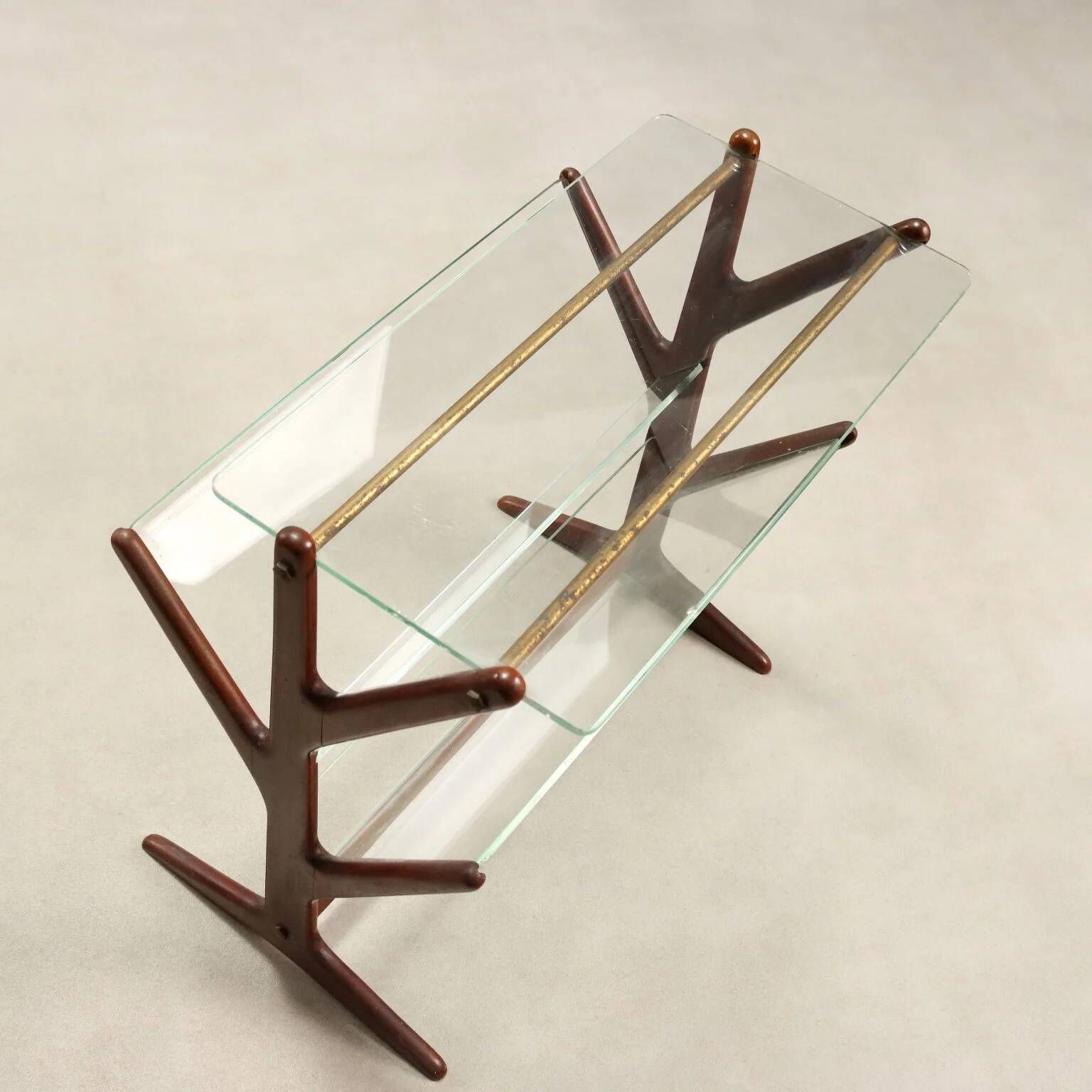 Vintage magazine rack in beech, glass and brass, Italian design from the 1950s.