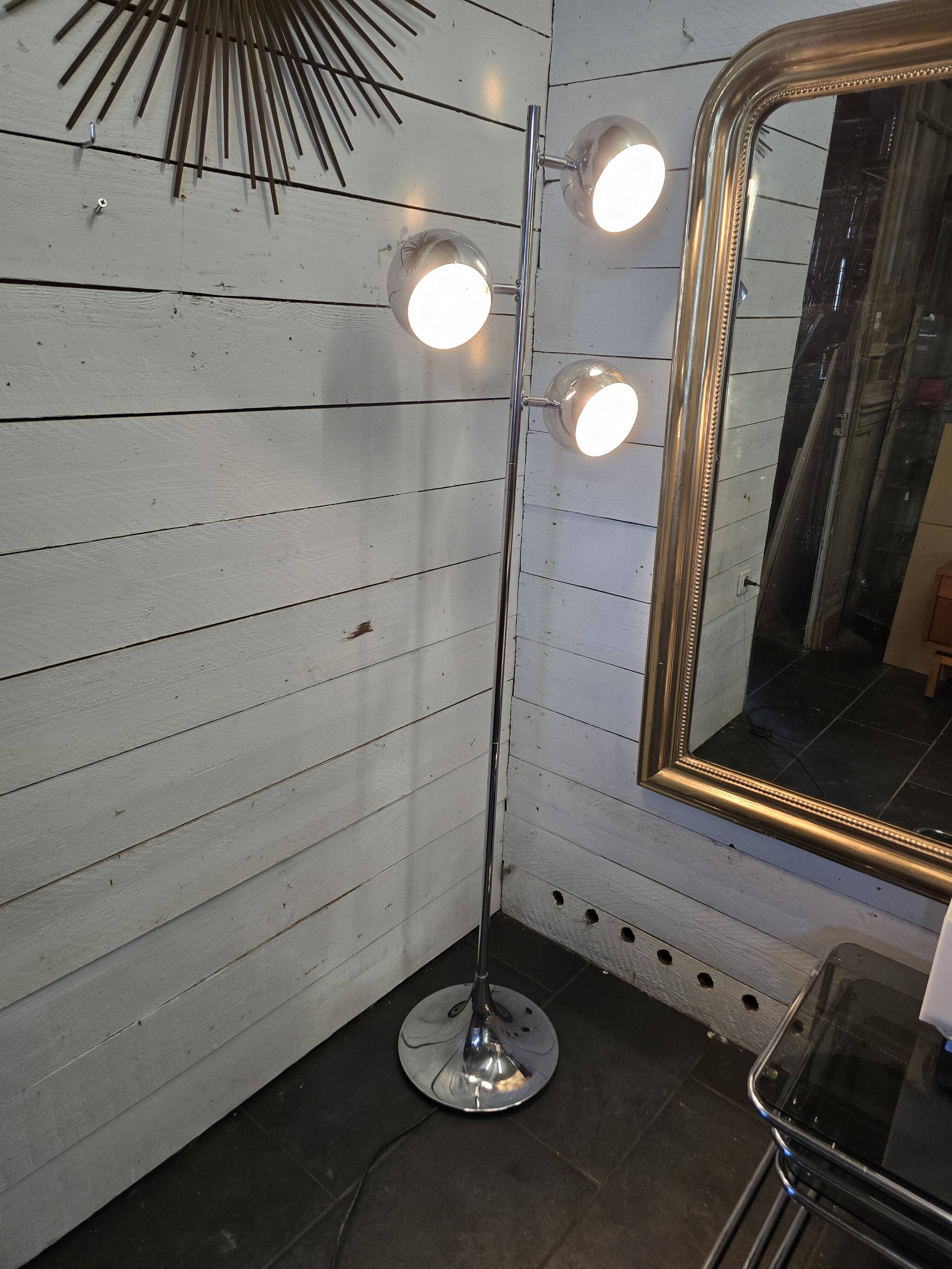 Vintage eyeball floor lamp with tulip base in chromed metal