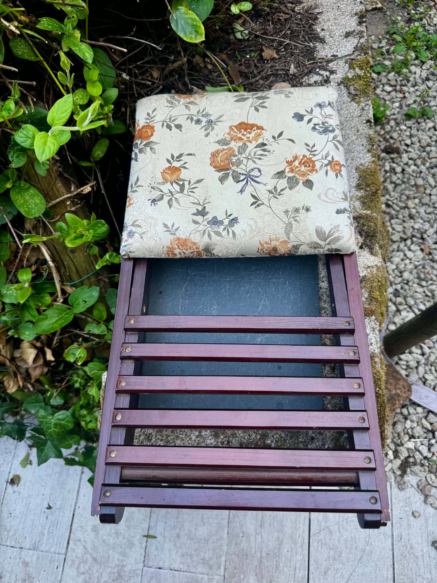 Folding footrest with vintage embroidery