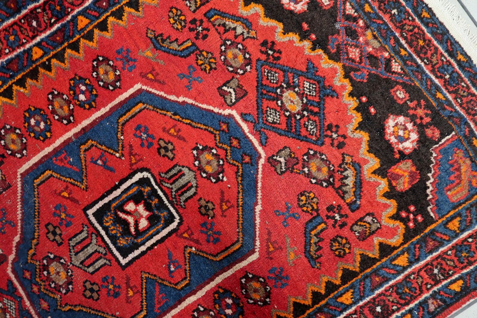 Vintage 1930s Persian Hamadan rug, geometric medallion, 105cm x 143cm (3'5" x 4'8") - 1C1276