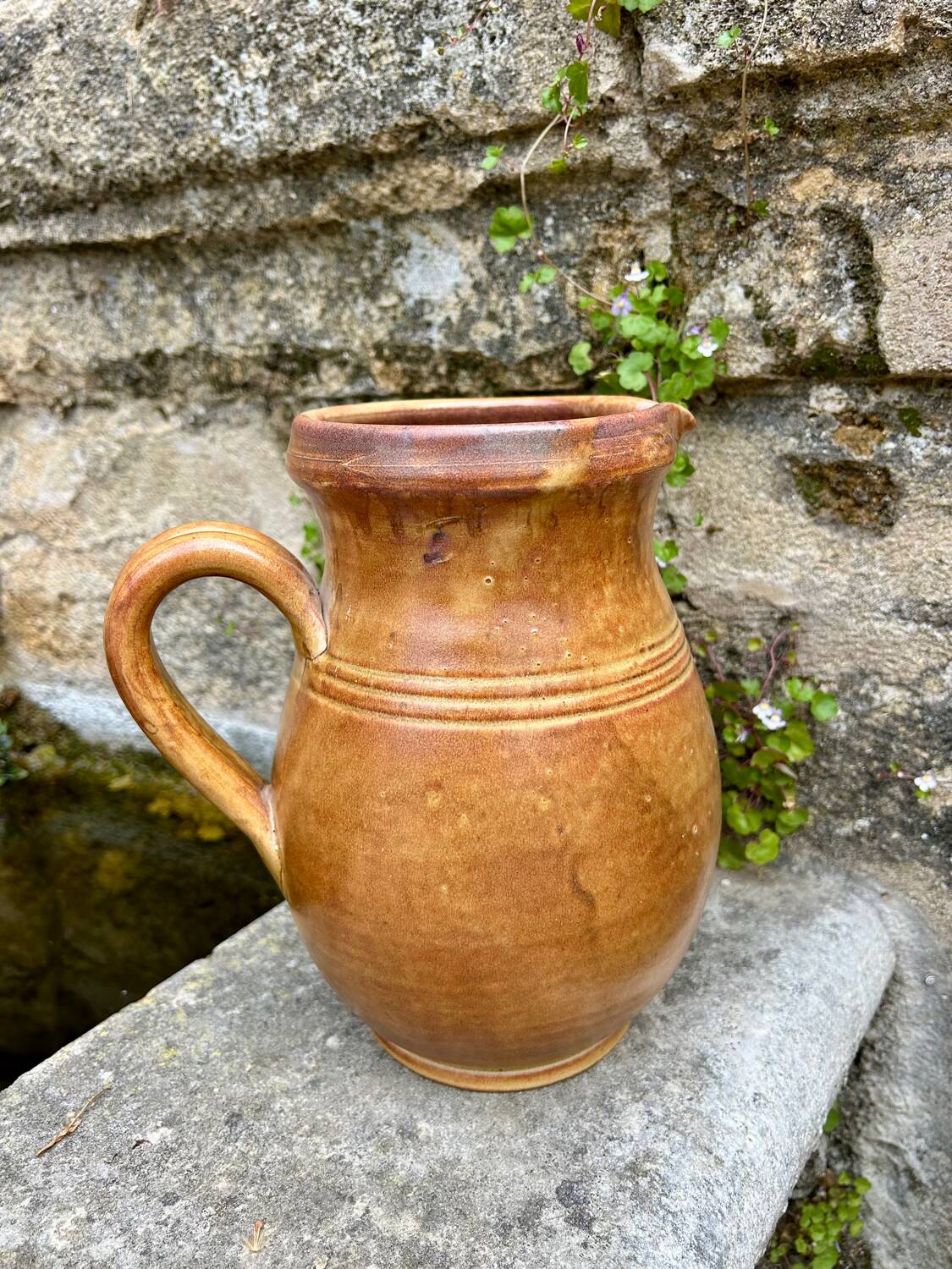 Refreshing ceramic carafe
