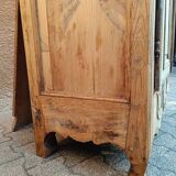 Armoire en sapin art populaire