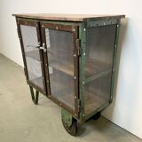 Armoire industrielle en fer avec portes en treillis sur roues, années 1960