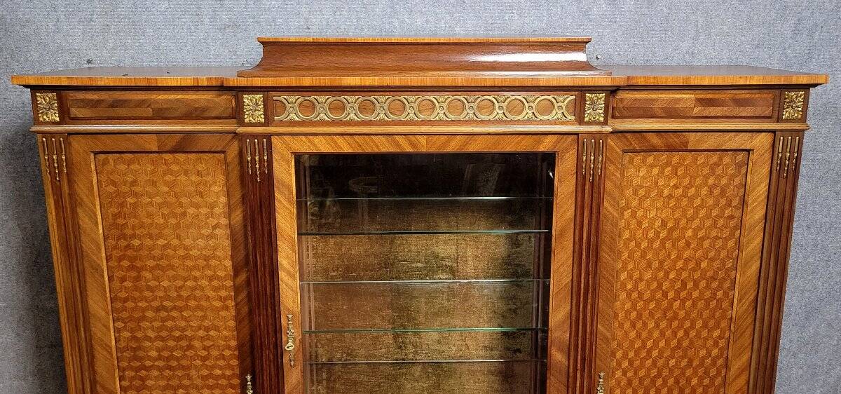 Important showcase library in fine wood and marquetry, stamped.