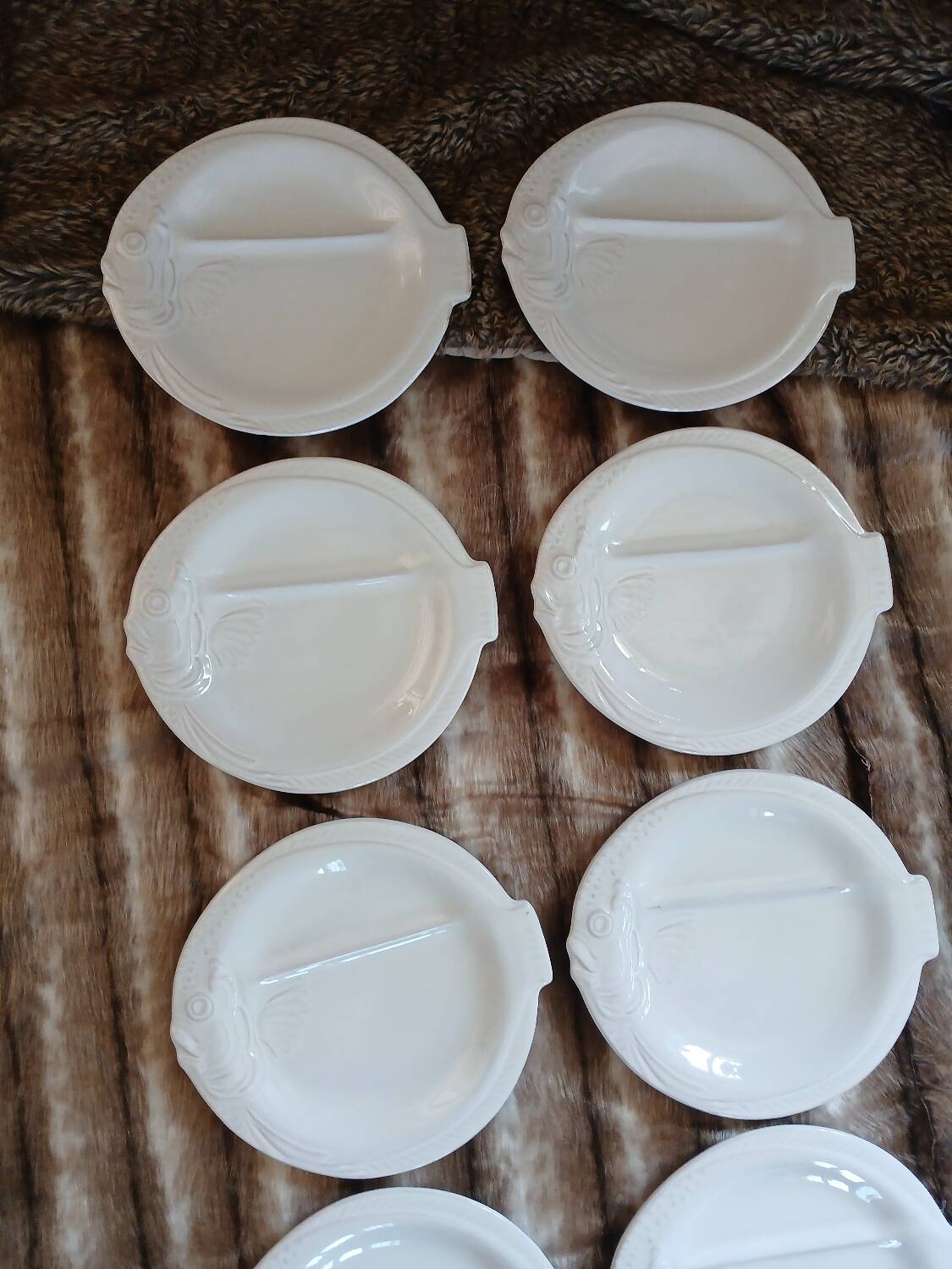12 flat plates in earthenware/fish