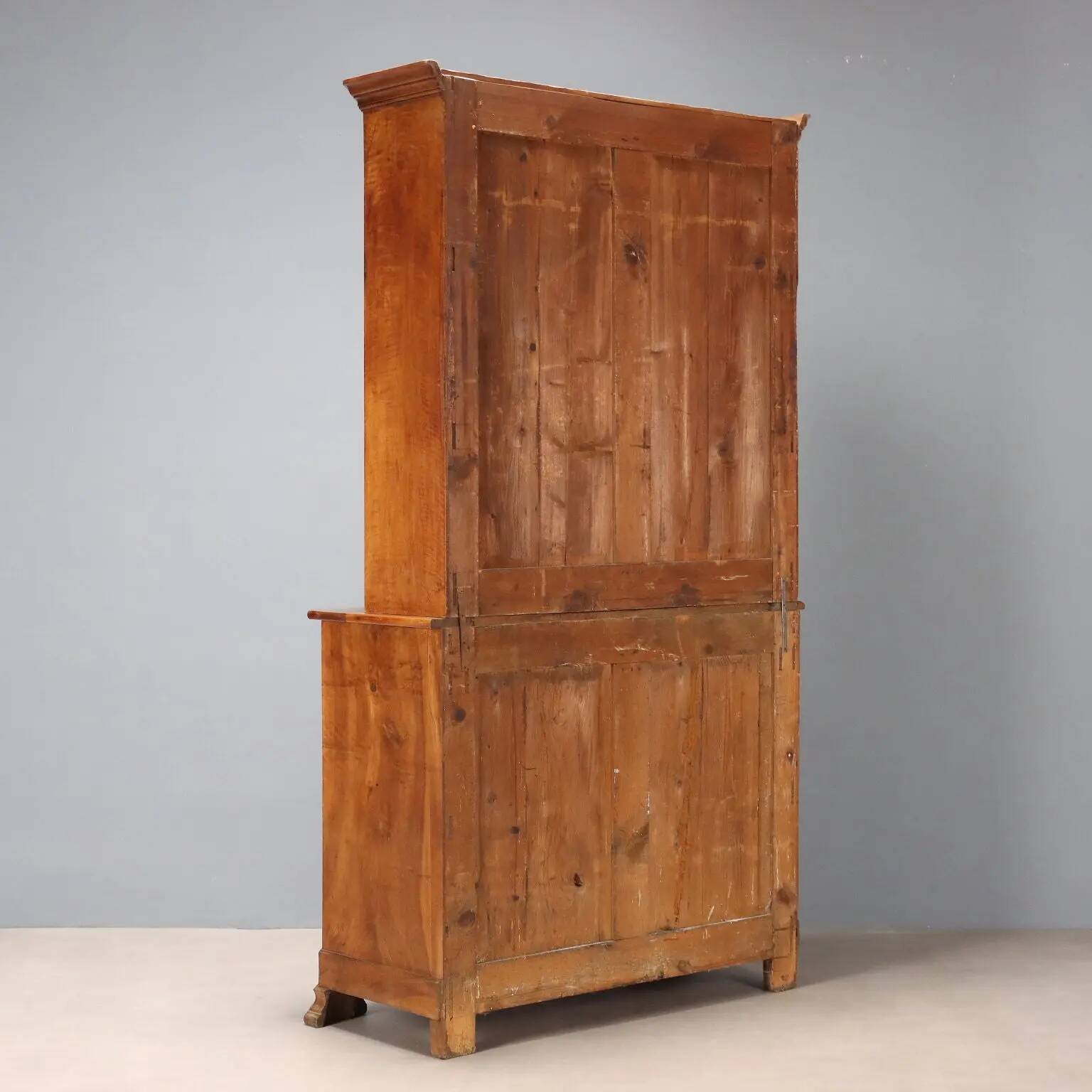 Armoire ancienne en noyer avec portes et tiroirs en verre, France, 18ème s