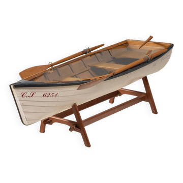 Table basse en forme de bateau réimaginée avec un plateau en verre, design contemporain (après 2000)