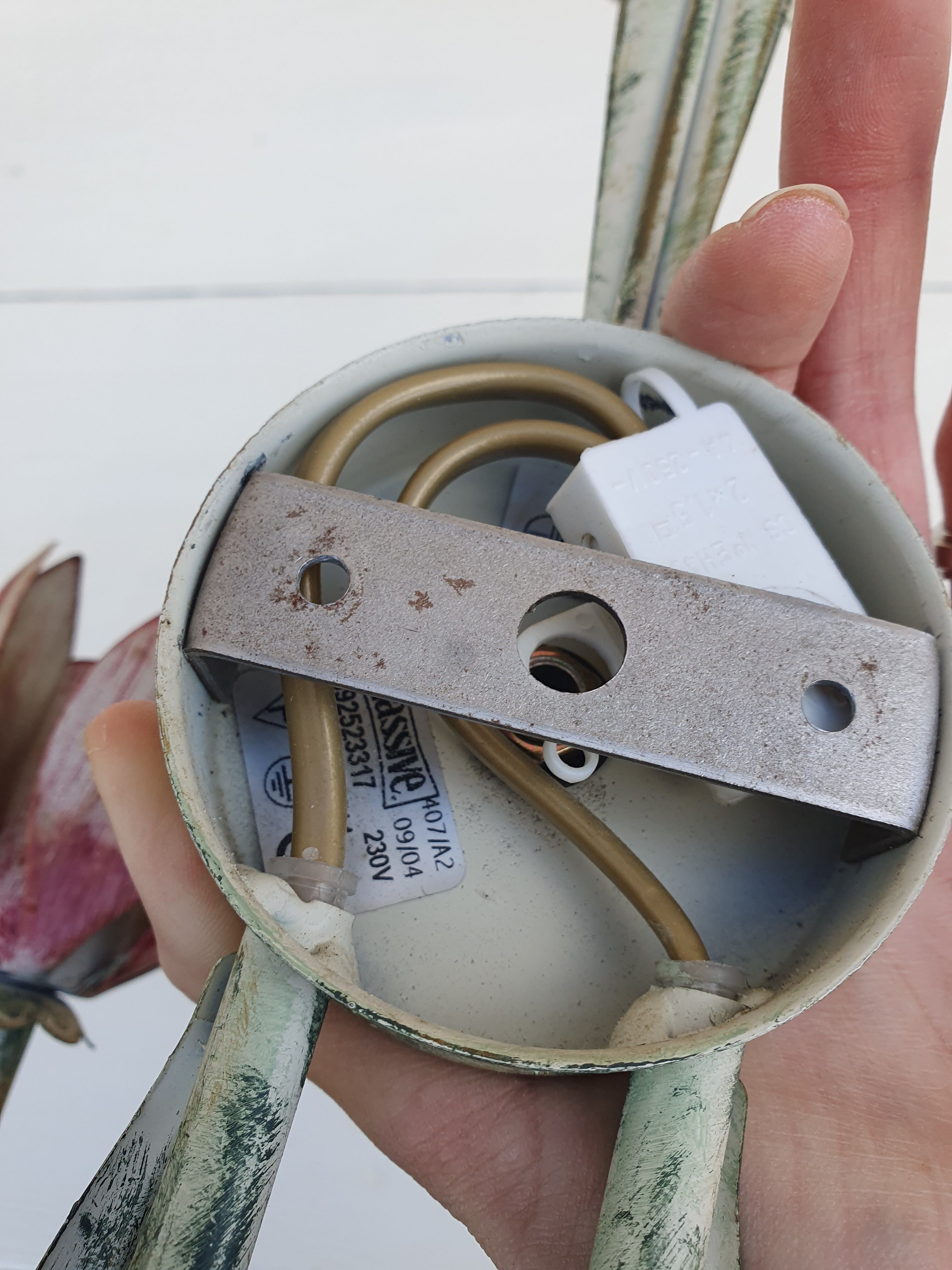 Pair of old sconces in painted sheet metal decorated with flowers