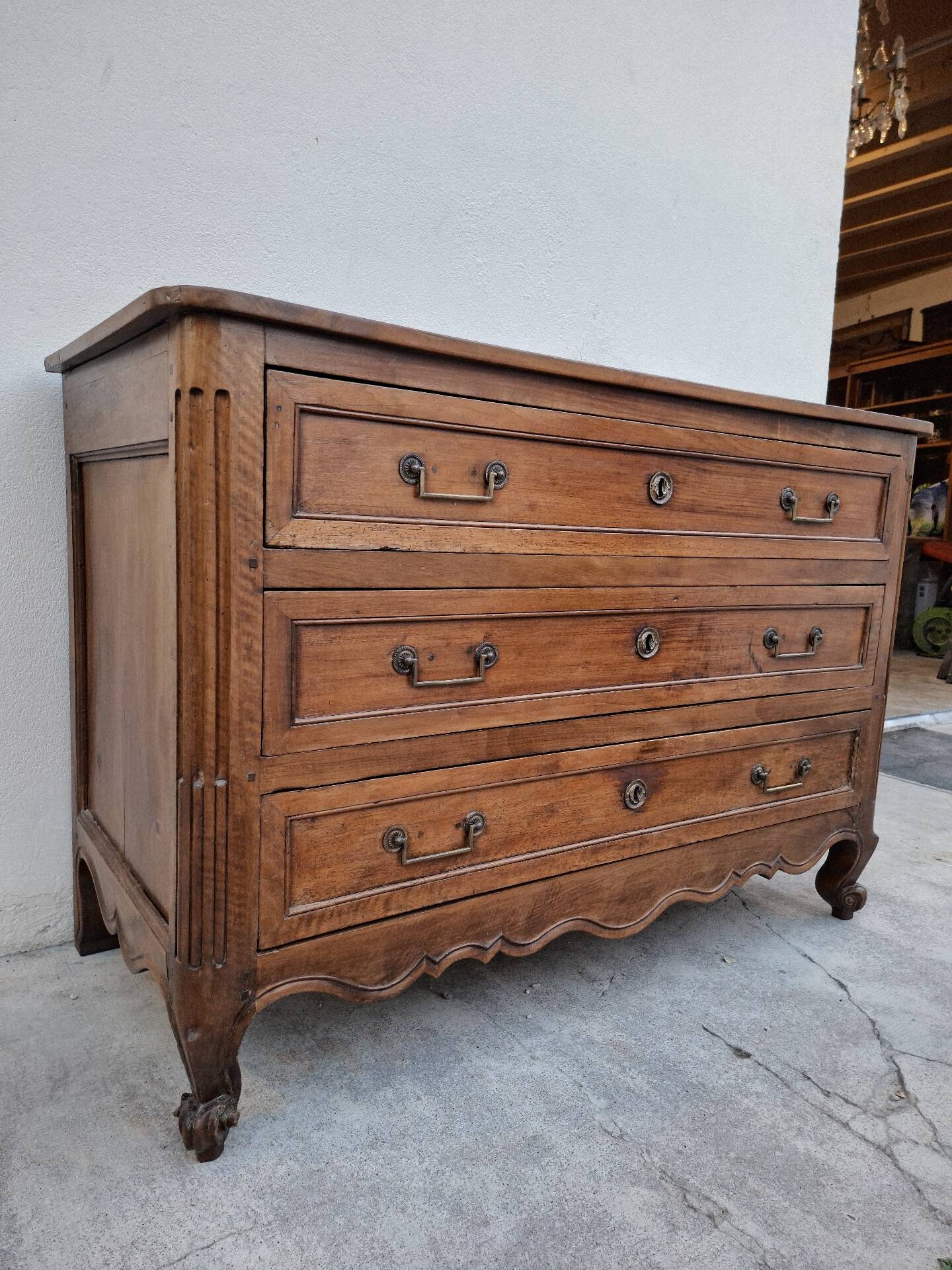 Louis XV style commode in solid walnut, 19th century rustic.