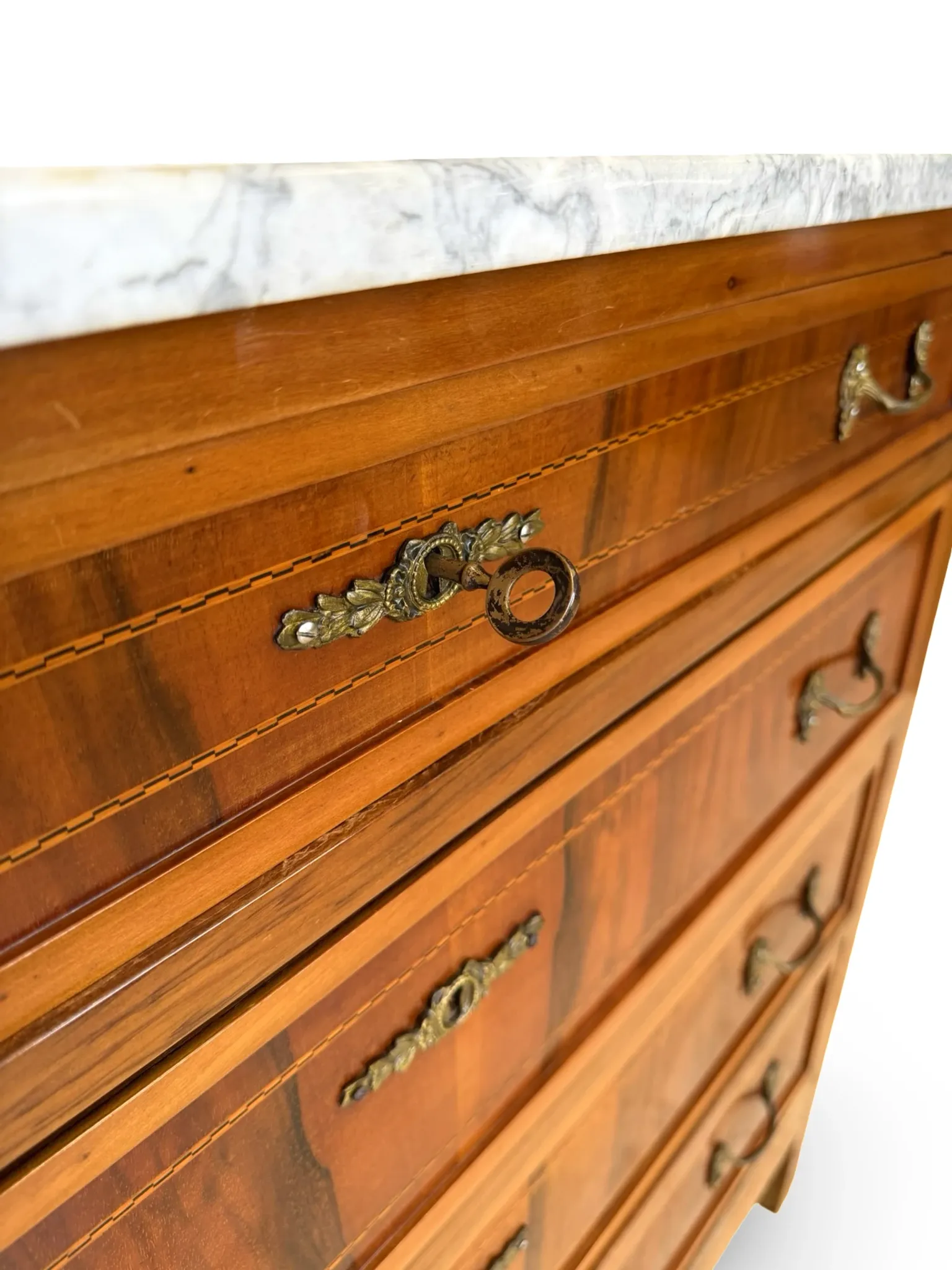Elegant antique chest of drawers, dating to the early 20th century, ci