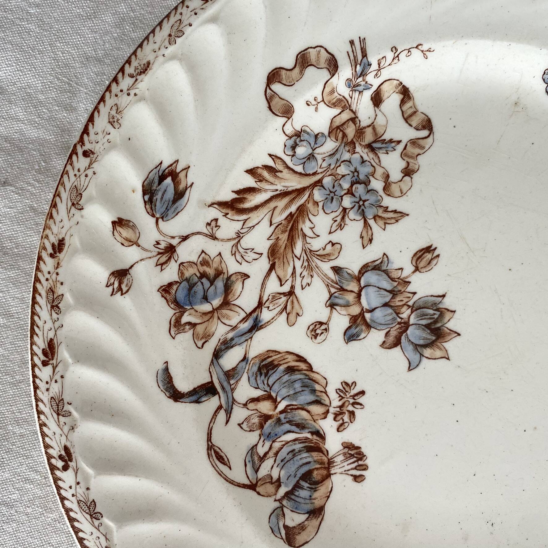 Antique polychrome ironstone dish from Salins, Saxon model.
